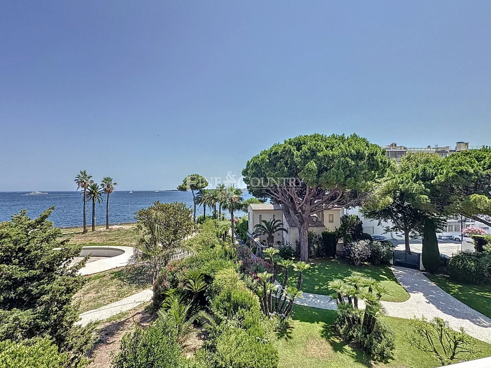 Photo of 3 BEDROOM APPARTEMENT FOR SALE CANNES PALM BEACH
