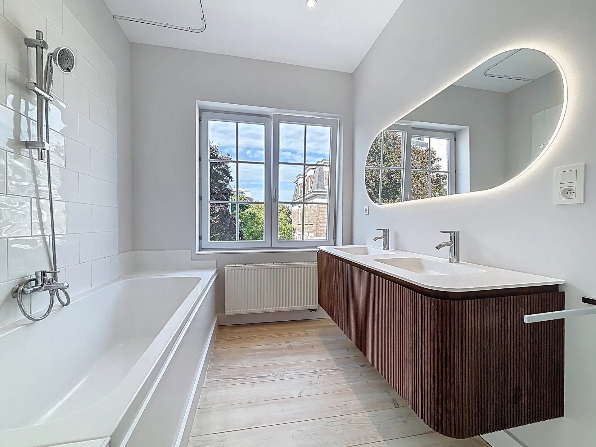 Appartement de caractère rénové de 125 m2 deux chambres terrasse