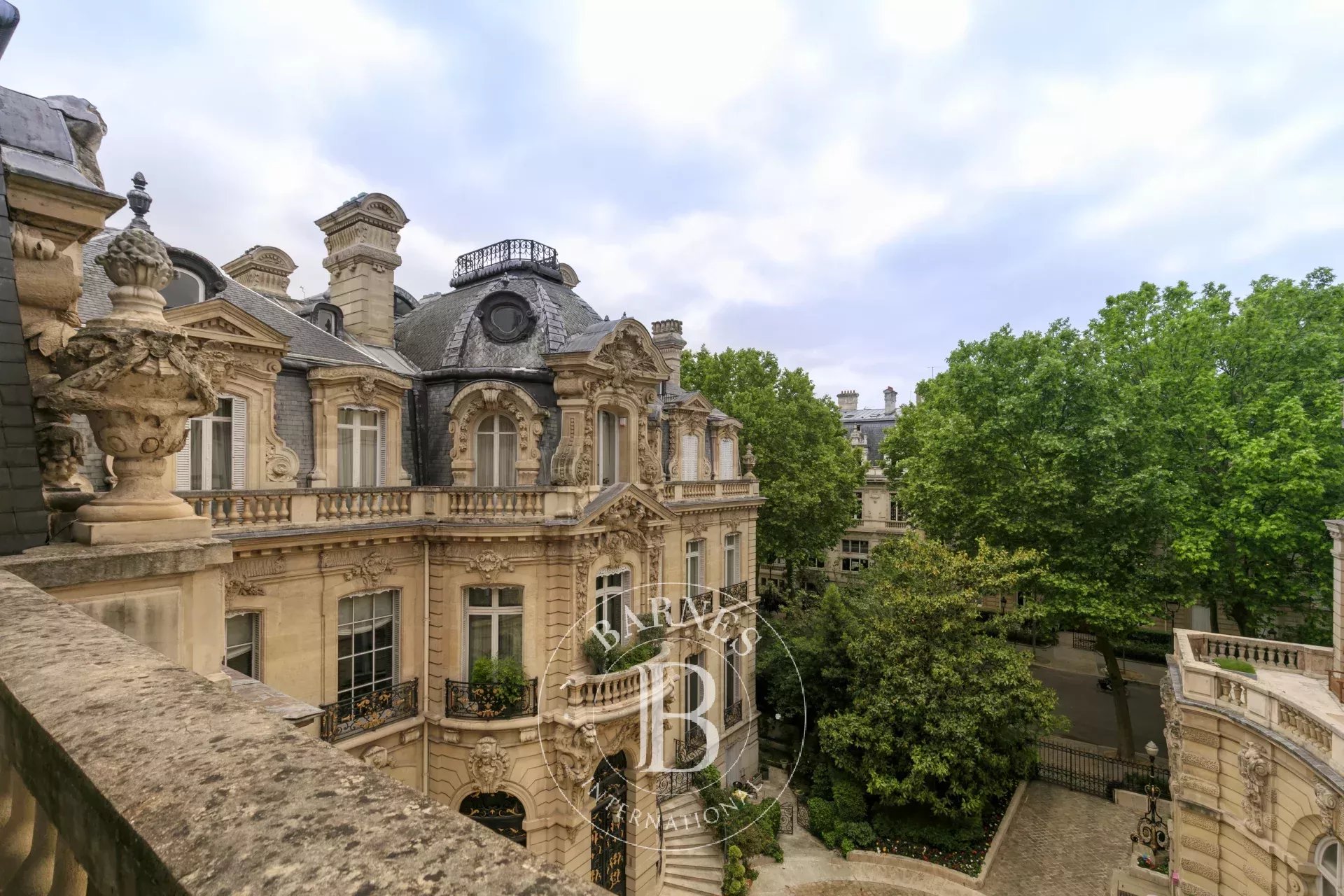 Paris 8 Parc Monceau - Exceptional apartment in the Hôtel Meunier - directly South - One bedroom one office
