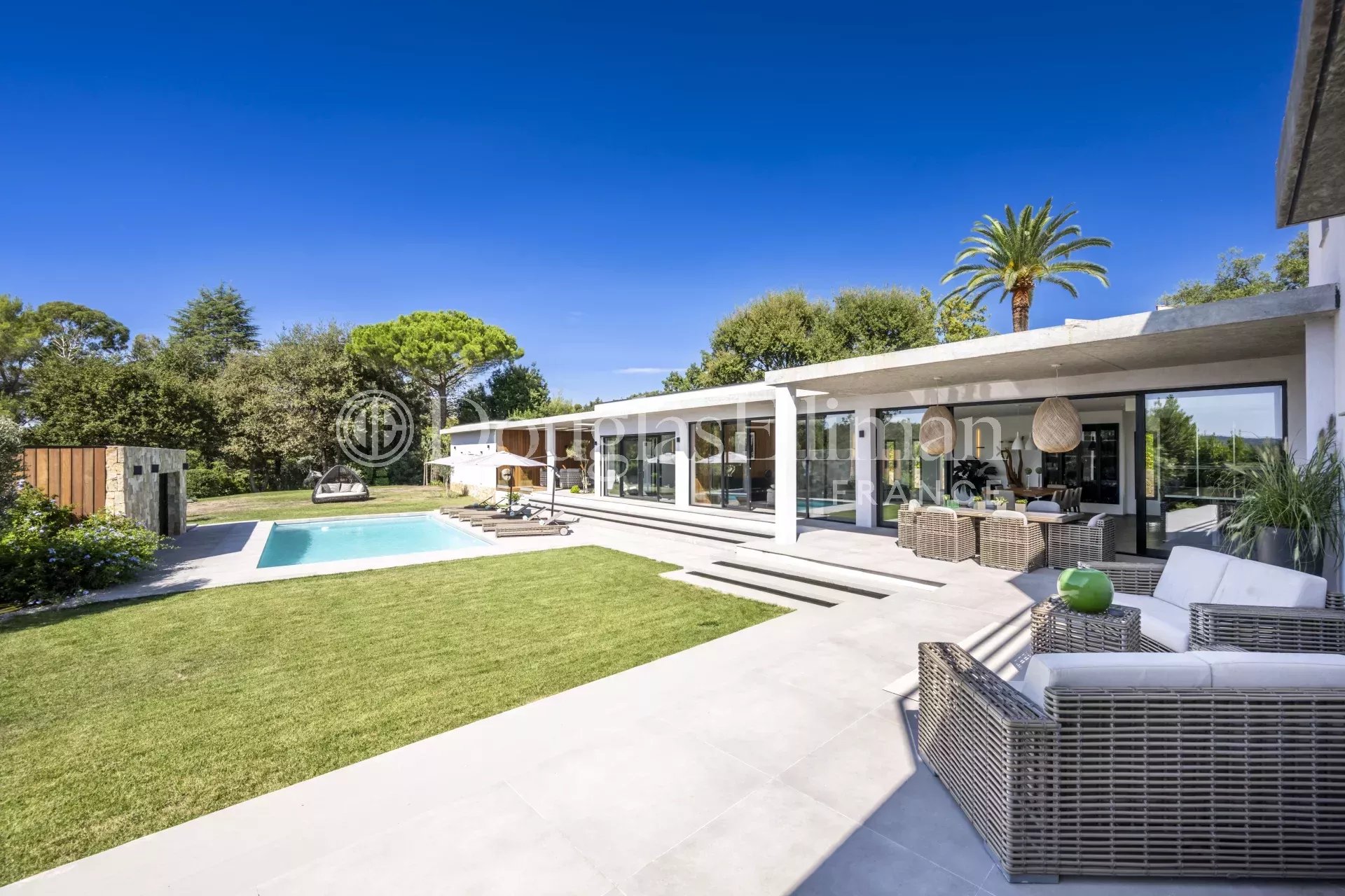 PROCHE DE VALBONNE : Villa de Luxe Récemment Construite avec Piscine et une Maison d&rsquo;Invités - Image nᵒ2