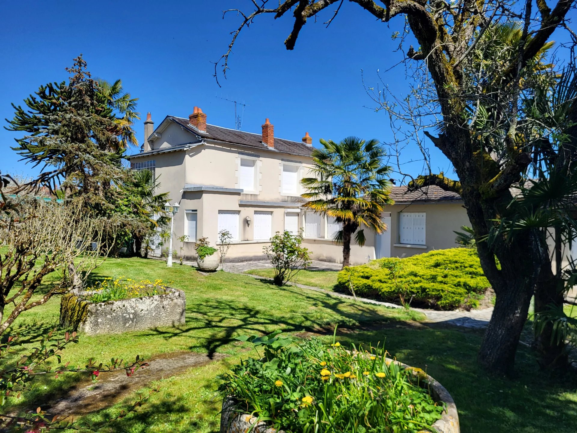 Family home with large garden and barn/workshop in the heart of Montmorillon's Cité de l'Ecrit