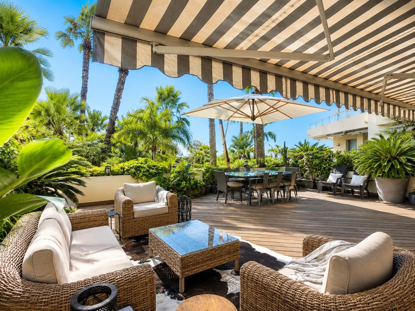 CANNES PALM BEACH – ÉLÉGANT 3 PIÈCES EN FRONT DE MER, TERRASSE DE PLUS DE 70 M²