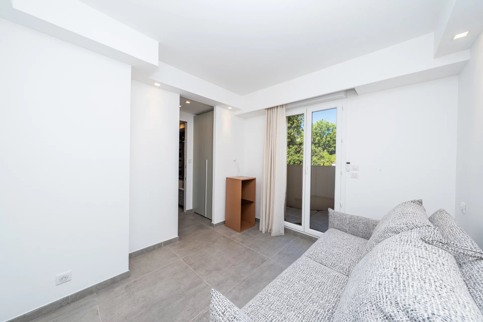 SUPERB PENTHOUSE WITH PANORAMIC SEA VIEW — 3 GARAGES — CANNES CENTRE