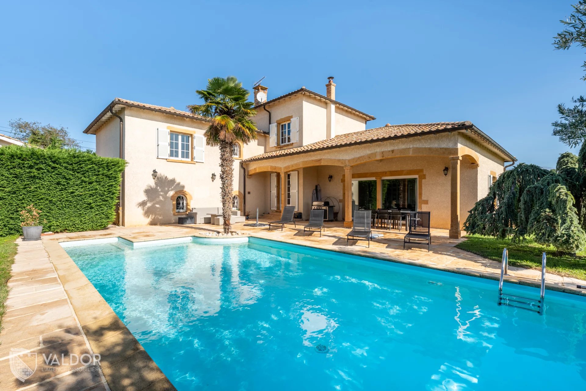 Propriété de caractère avec 3 garages et espace stationnement à Cogny 69640