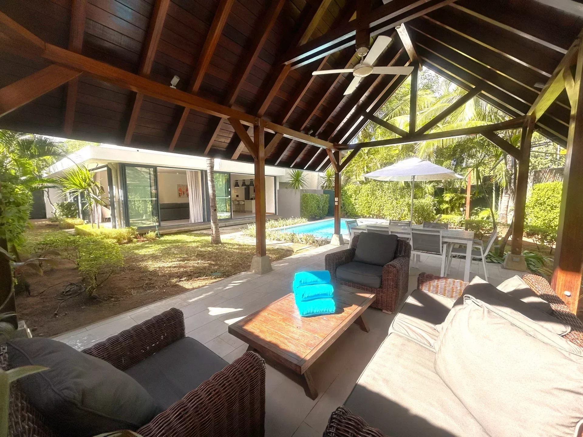Premium villa for sale with tropical garden and contemporary architecture - photo 5