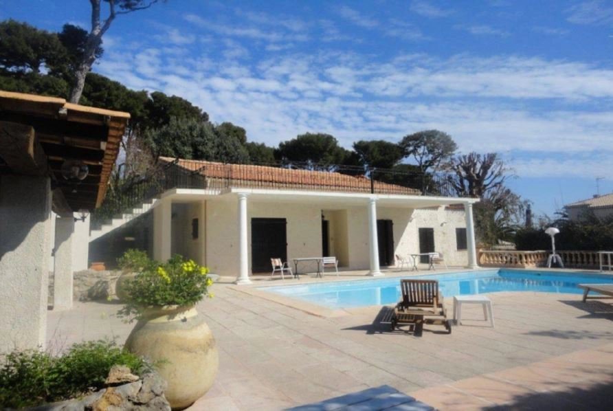 BEAUTIFUL RENOVATED PROVENÇAL VILLA AT 30 METERS FROM THE SEA