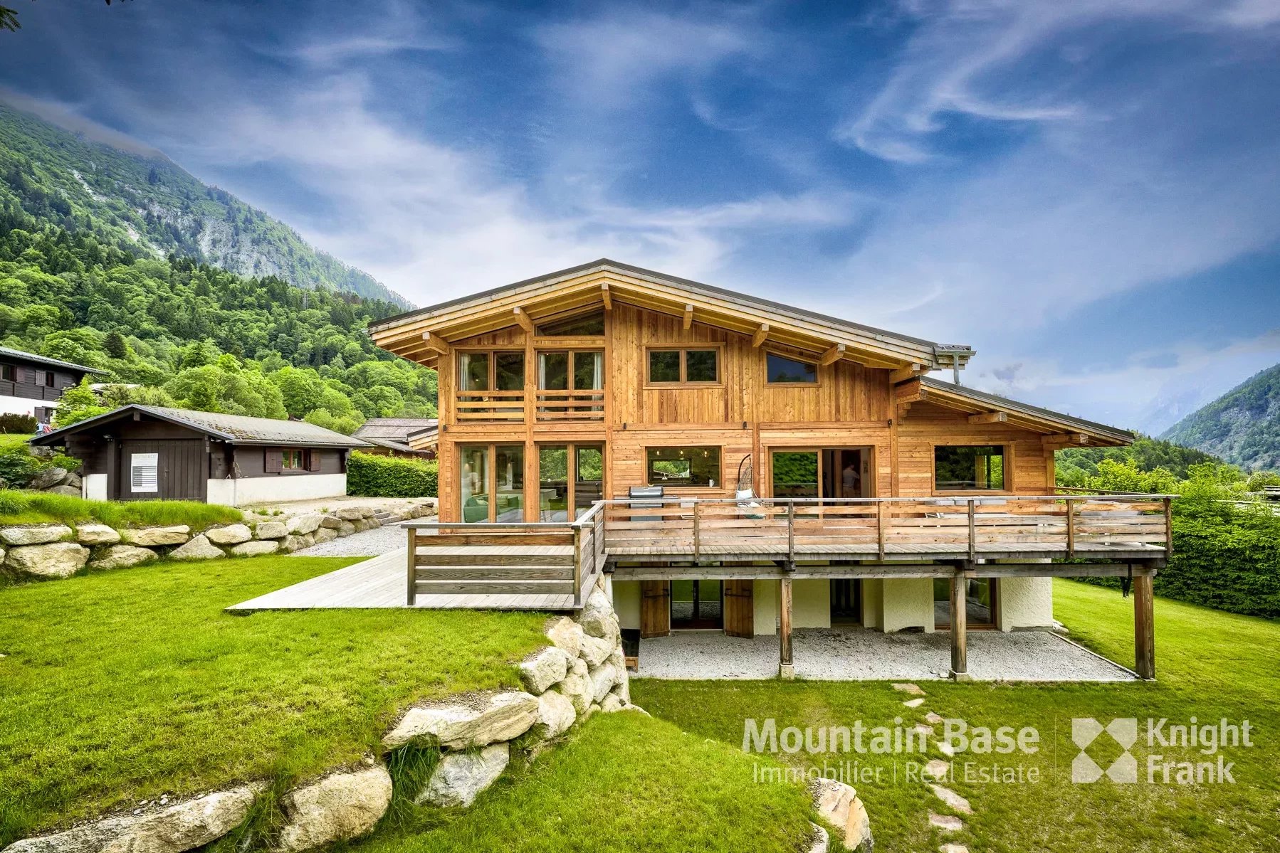 Photo of An extensively renovated chalet with 6 bedrooms and 4 bathrooms