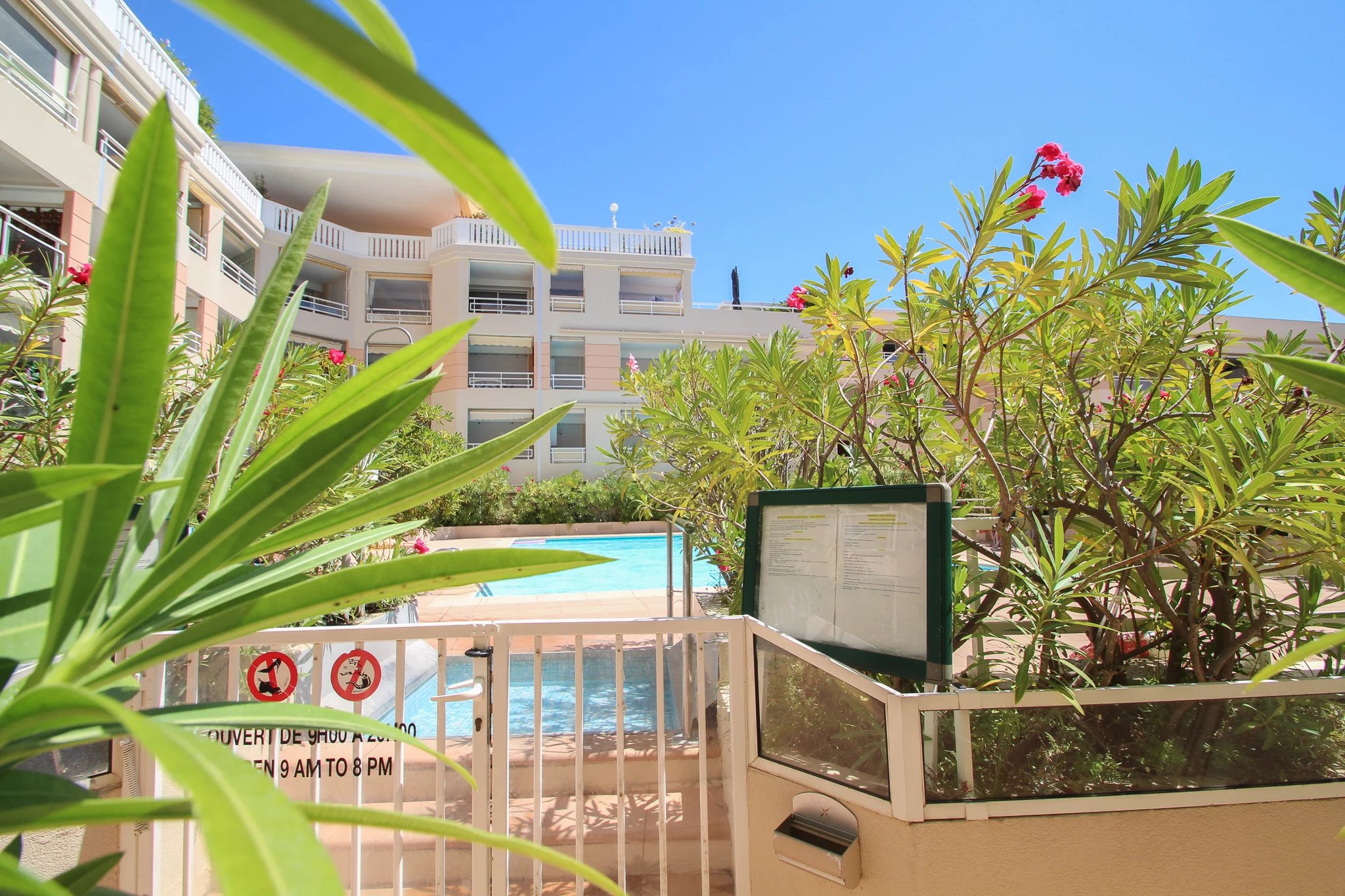 Charmant appartement 2 pièces de plain-pied (avec parking) à deux pas de la mer  Golfe-Juan