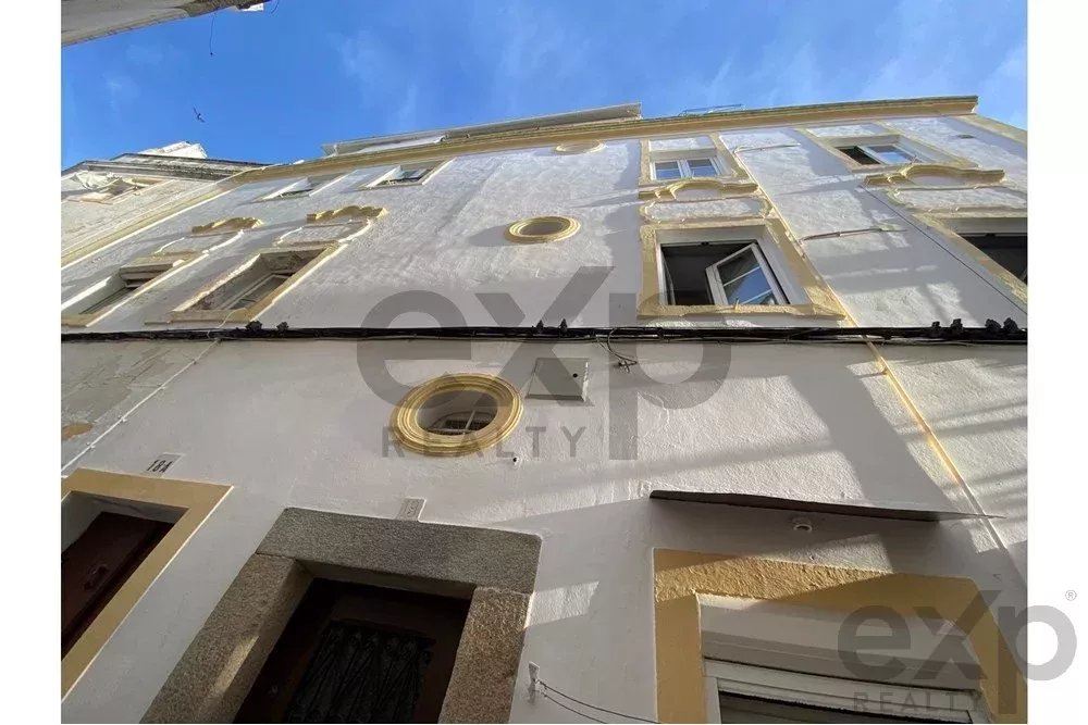 Excelente rendibilidade! Edifício para venda com 9 unidades residenciais independentes totalmente remodelado com uma Yield de 8,6% em Elvas.