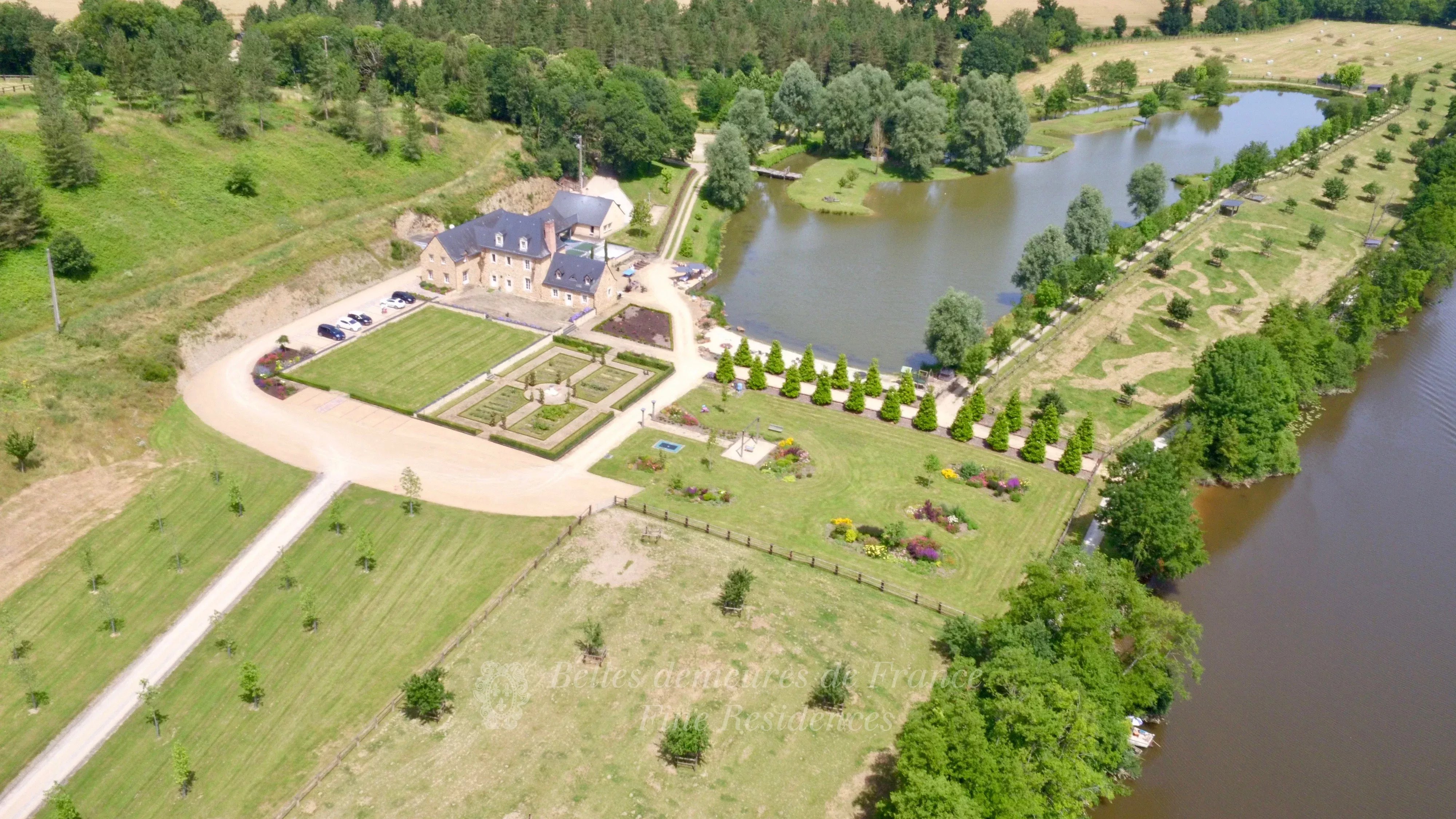 1h45 from Paris by TGV – A magnificent 17th century manor house with a swimming pool – Set in 25 hectares of grounds benefiting from private river access