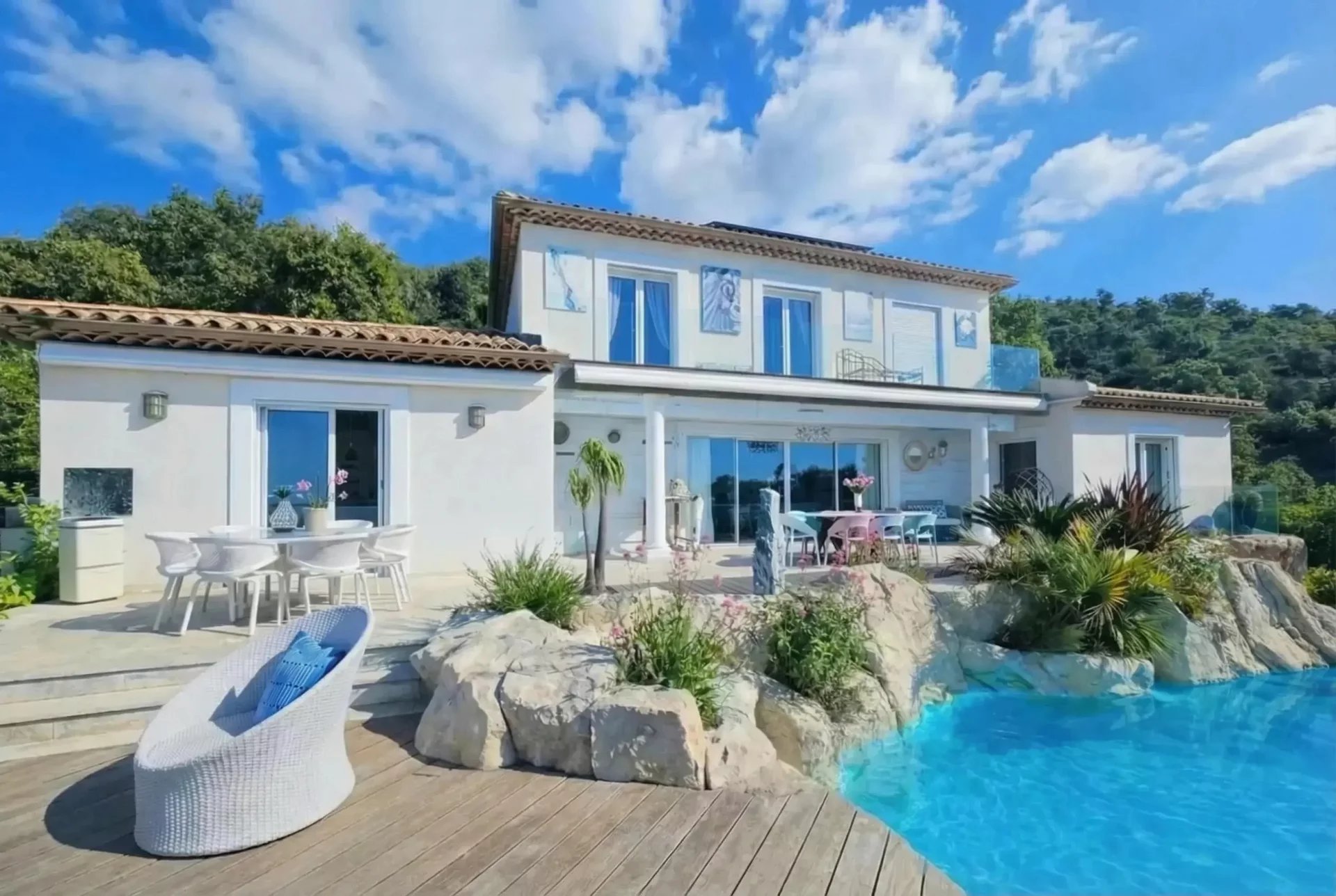 Somptueuse villa de prestige à Hyères offrant une architecture élégante et une vue mer panoramique à 180° sur le Tombolo de Giens