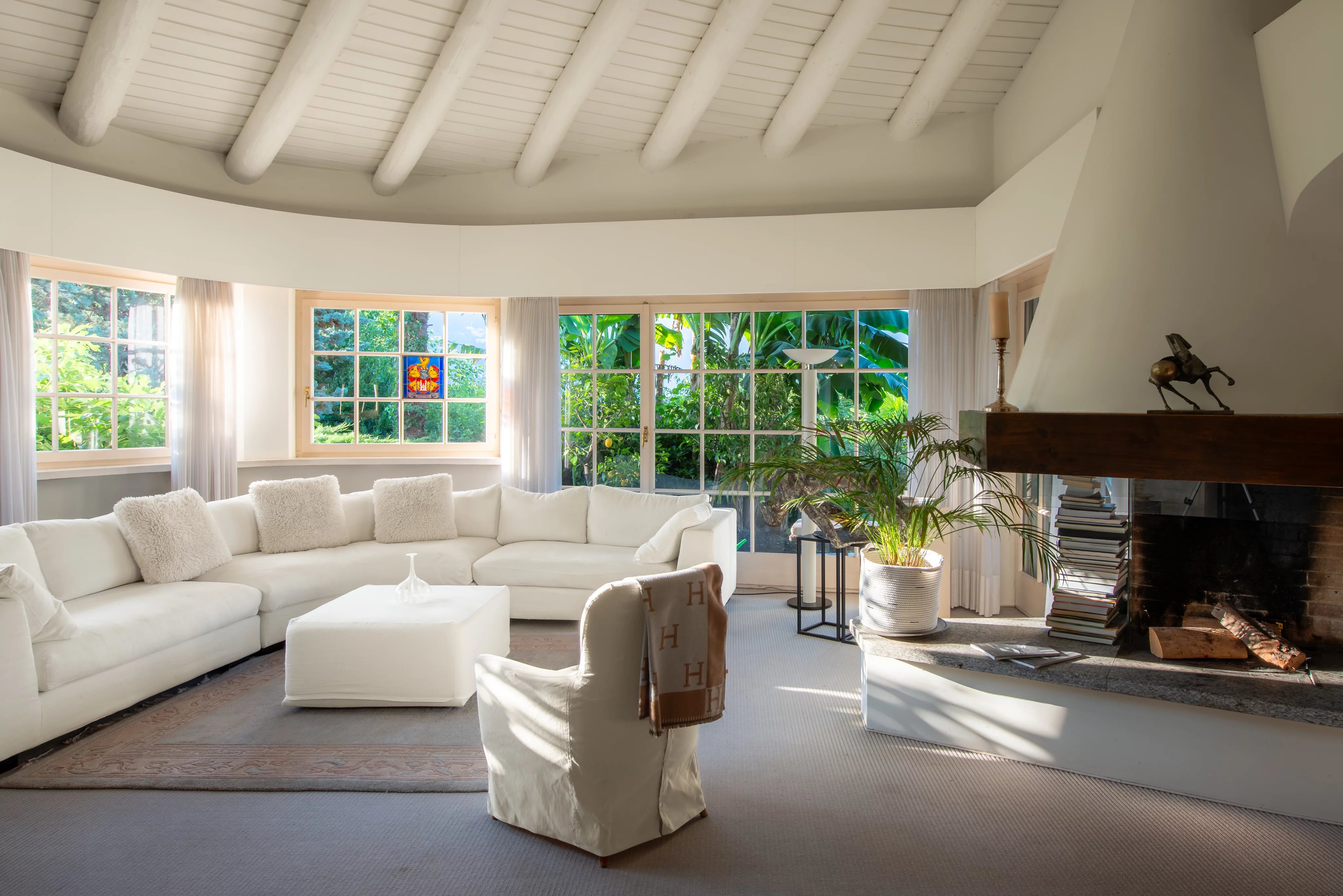Exceptional Villa with Expansive Garden, Pool and Complete Privacy