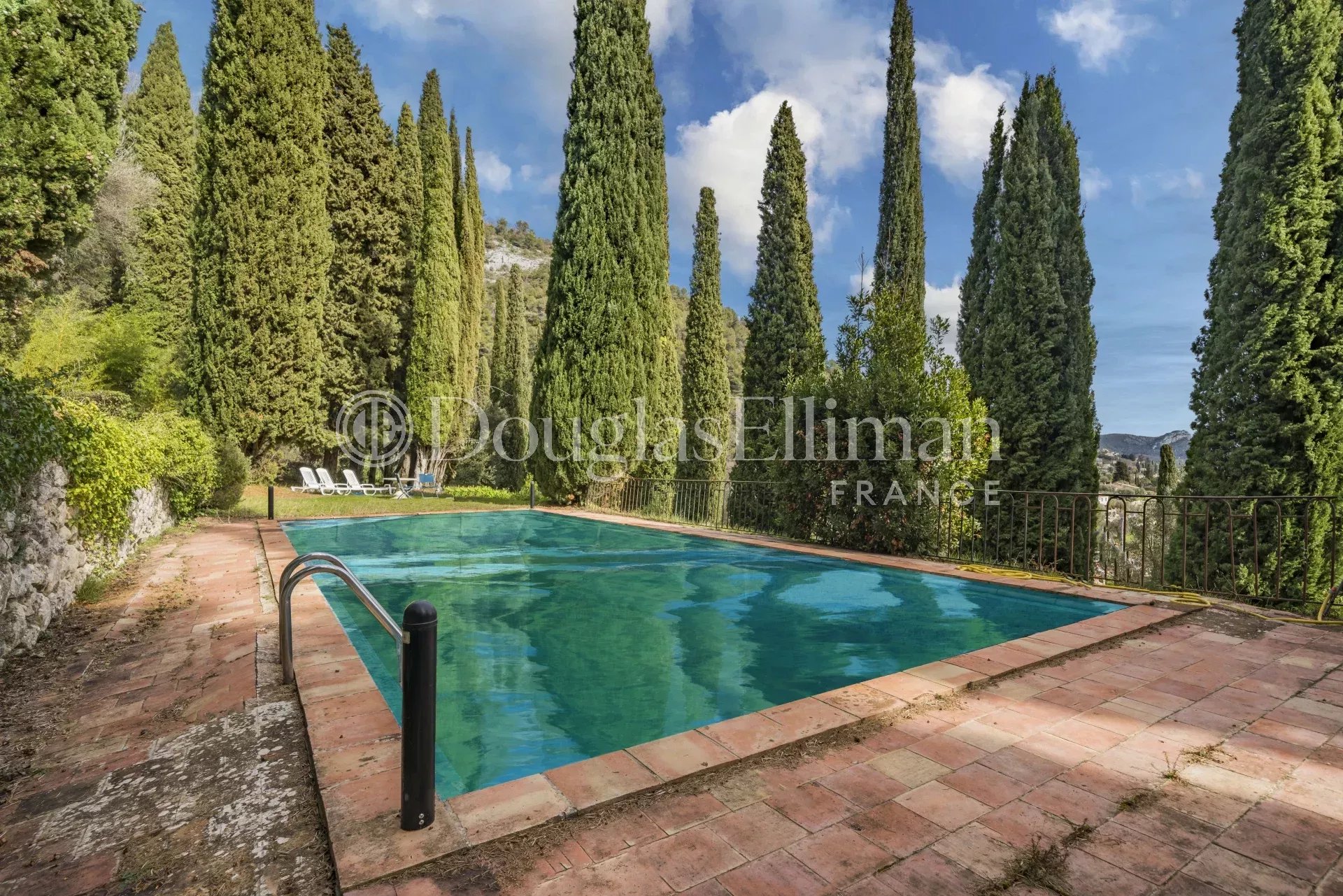 TOURRETTES-SUR-LOUP : Une superbe propriété en pierre avec vue panoramique - Image nᵒ3
