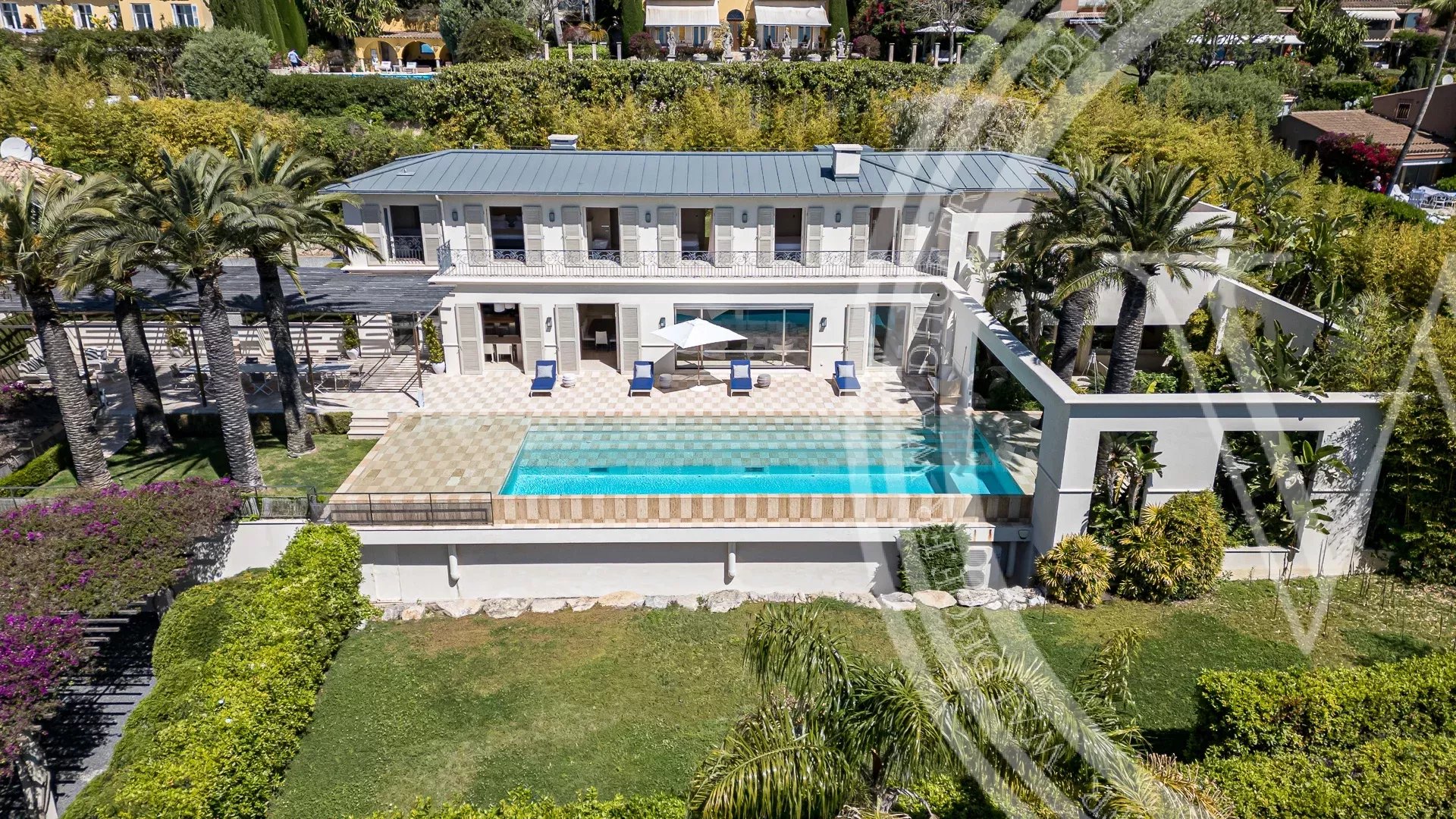 Contemporary Villa with Tennis court walking distance from the beach