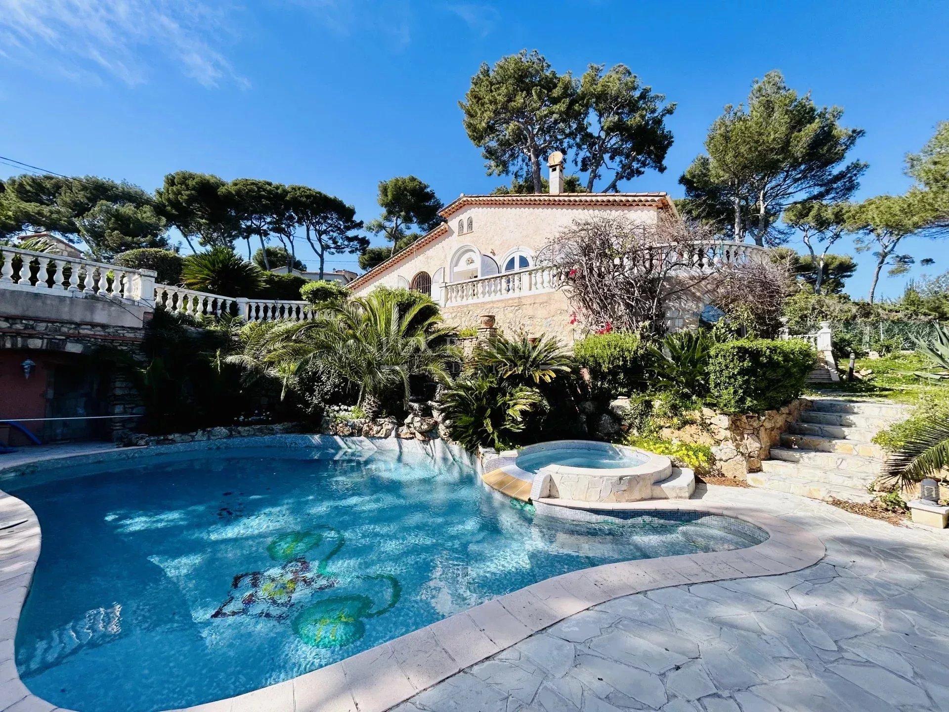 VILLA // PANORAMIC SEA VIEW // CAP D'ANTIBES