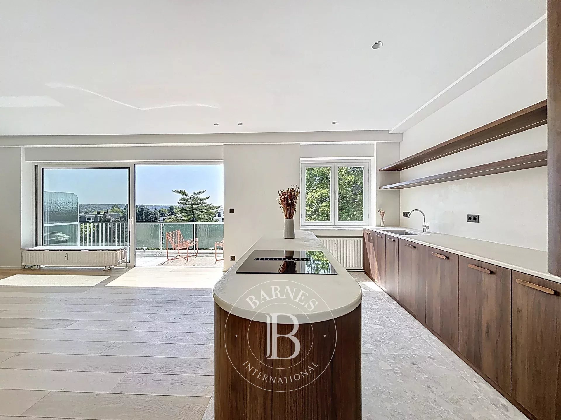 ONDER BOD - UCCLE - Prachtig gerenoveerd appartement, terras op het zuiden