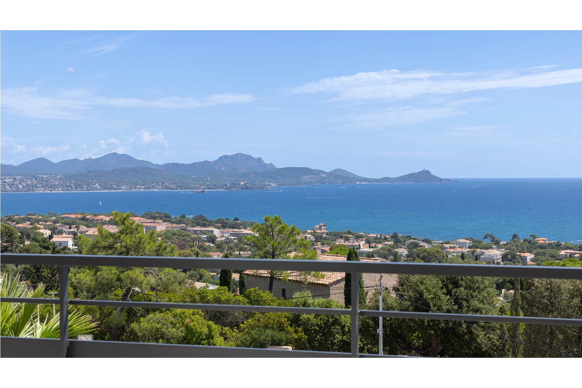 Villa contemporaine d’exception avec vue panoramique sur la mer et le Massif de l’Estérel Un bien rare où l’élégance rencontre la nature.