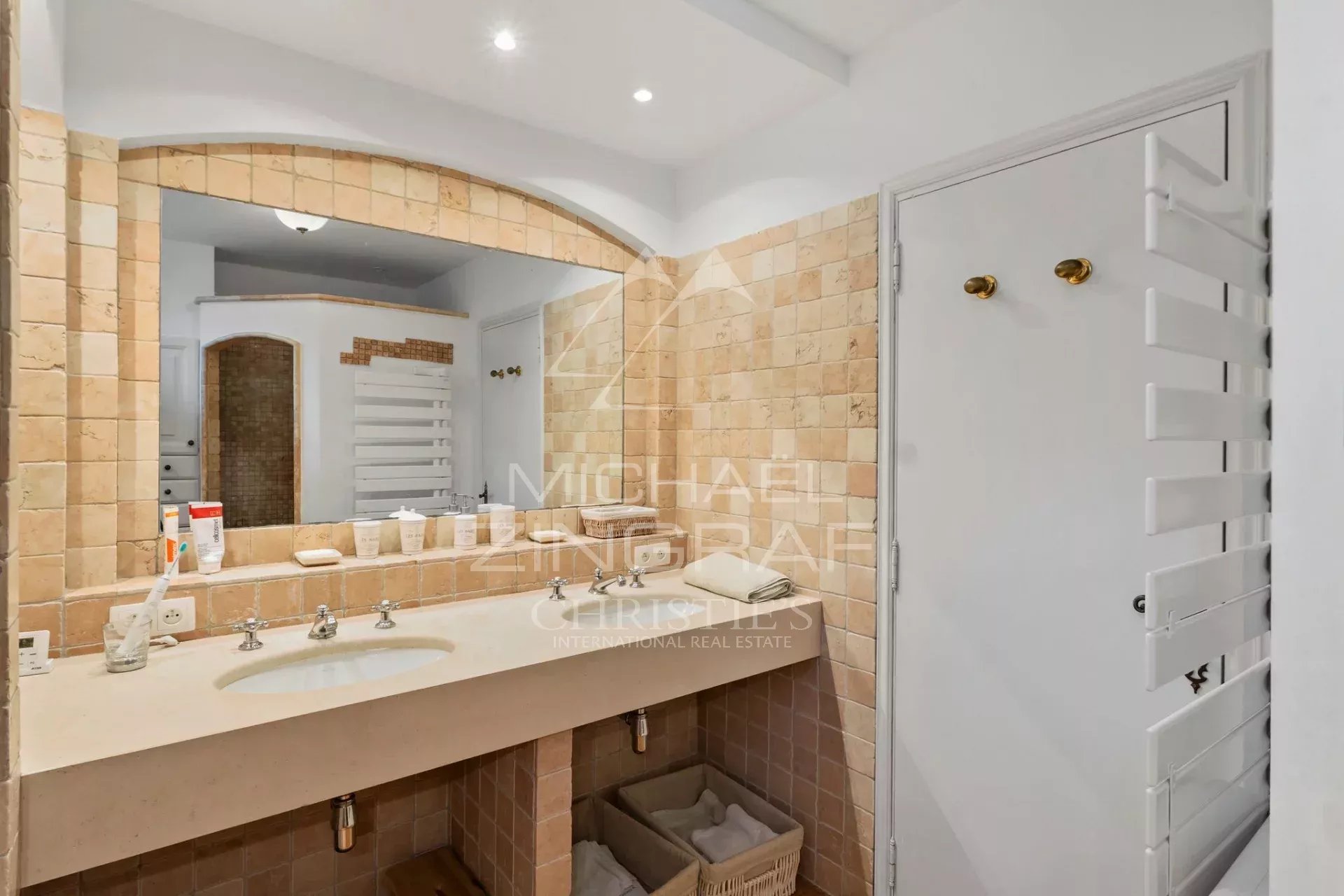 5 Bedroom Villa/Townhouse's Image 8