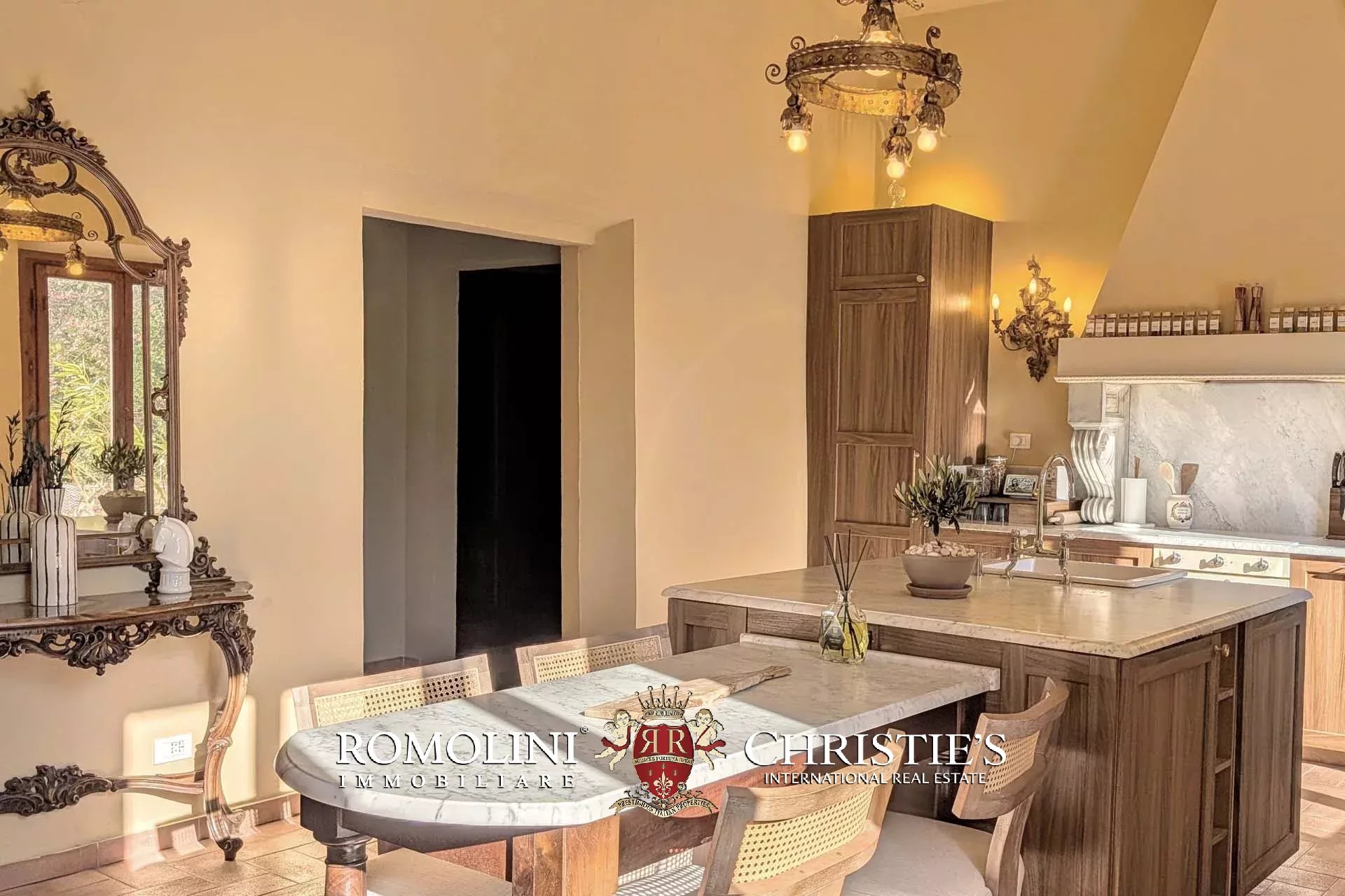 6 Bedroom Villa/Townhouse's Image 10