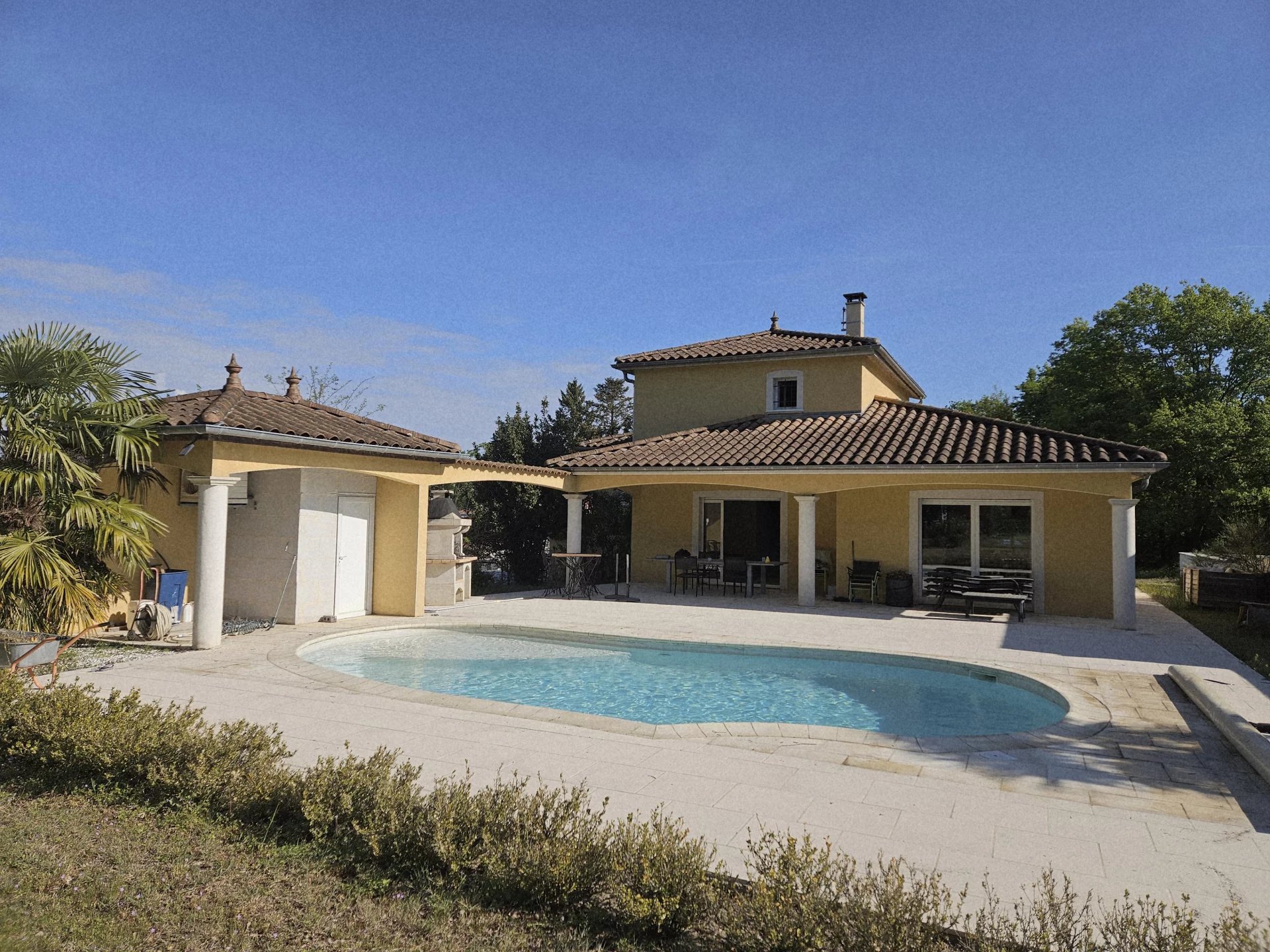 MONTMERLE SUR SAÔNE - MAISON AVEC PISCINE