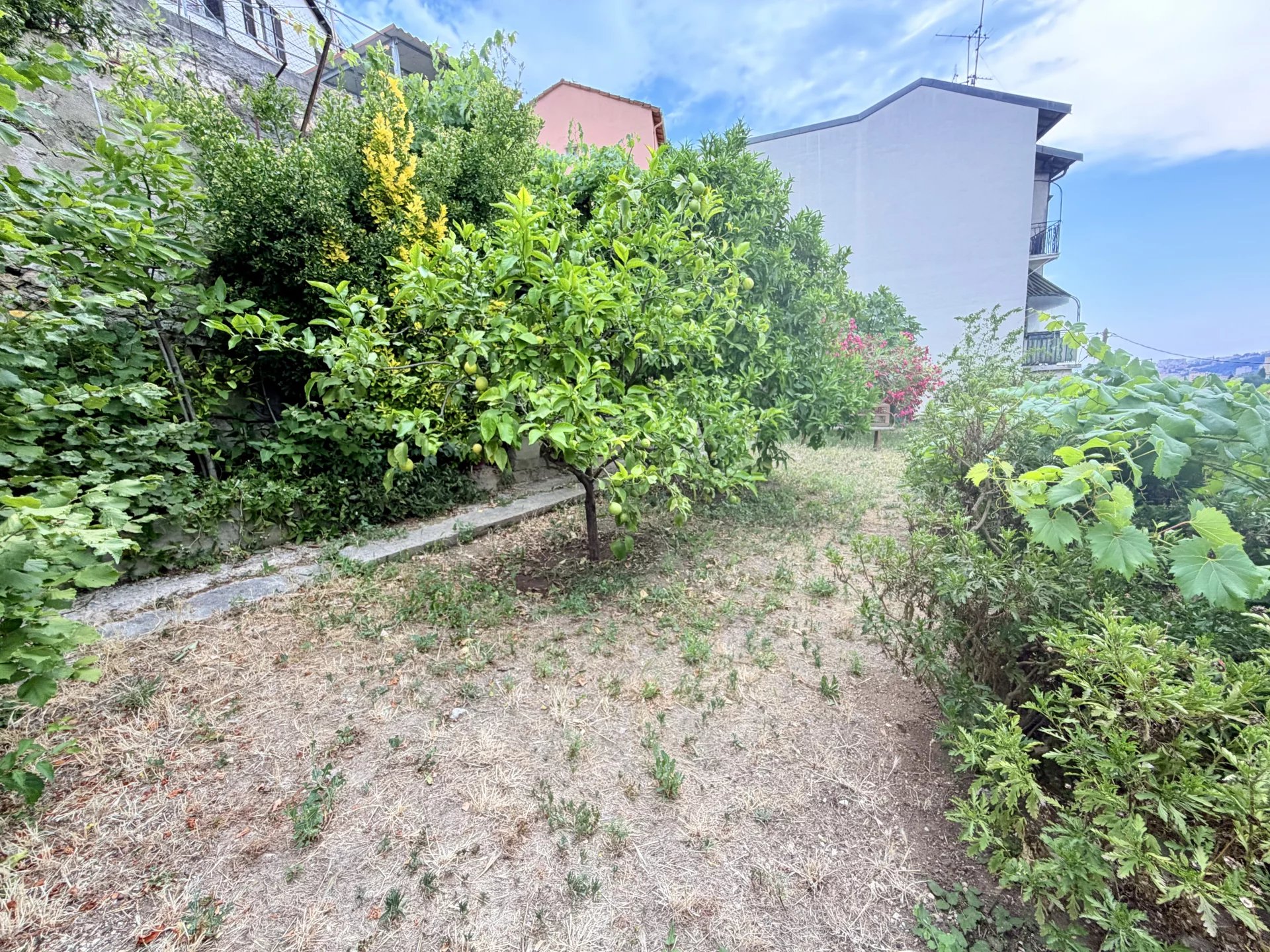 🏡 NICE BON VOYAGE – Fully Renovated Detached House of Approx. 102 sqm with Two Apartments, Terraces, Garden and Small Garage in a Private Estate