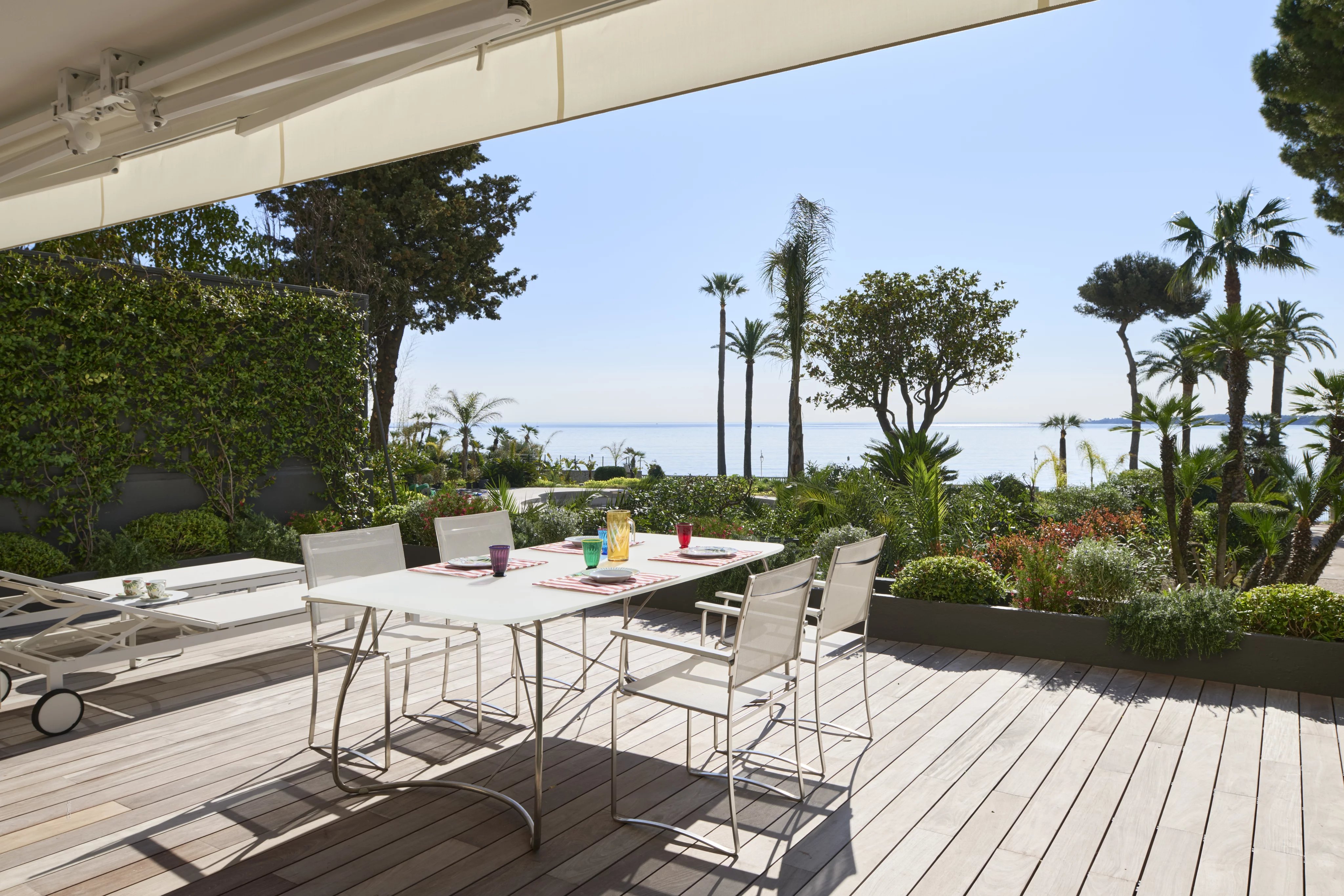 CANNES PALM BEACH - Facing the Lérins Islands, magnificent sea view for this superb 2-bedroom apartment.