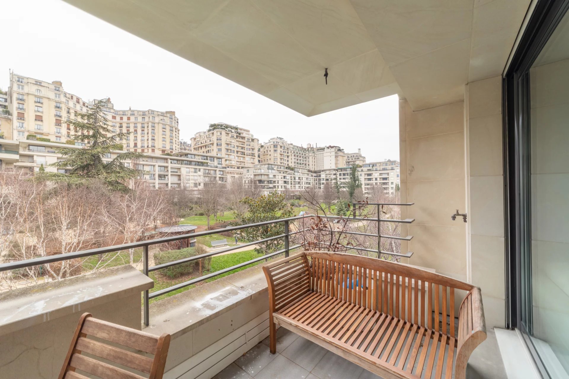 Vue dégagée sur le parc de Passy