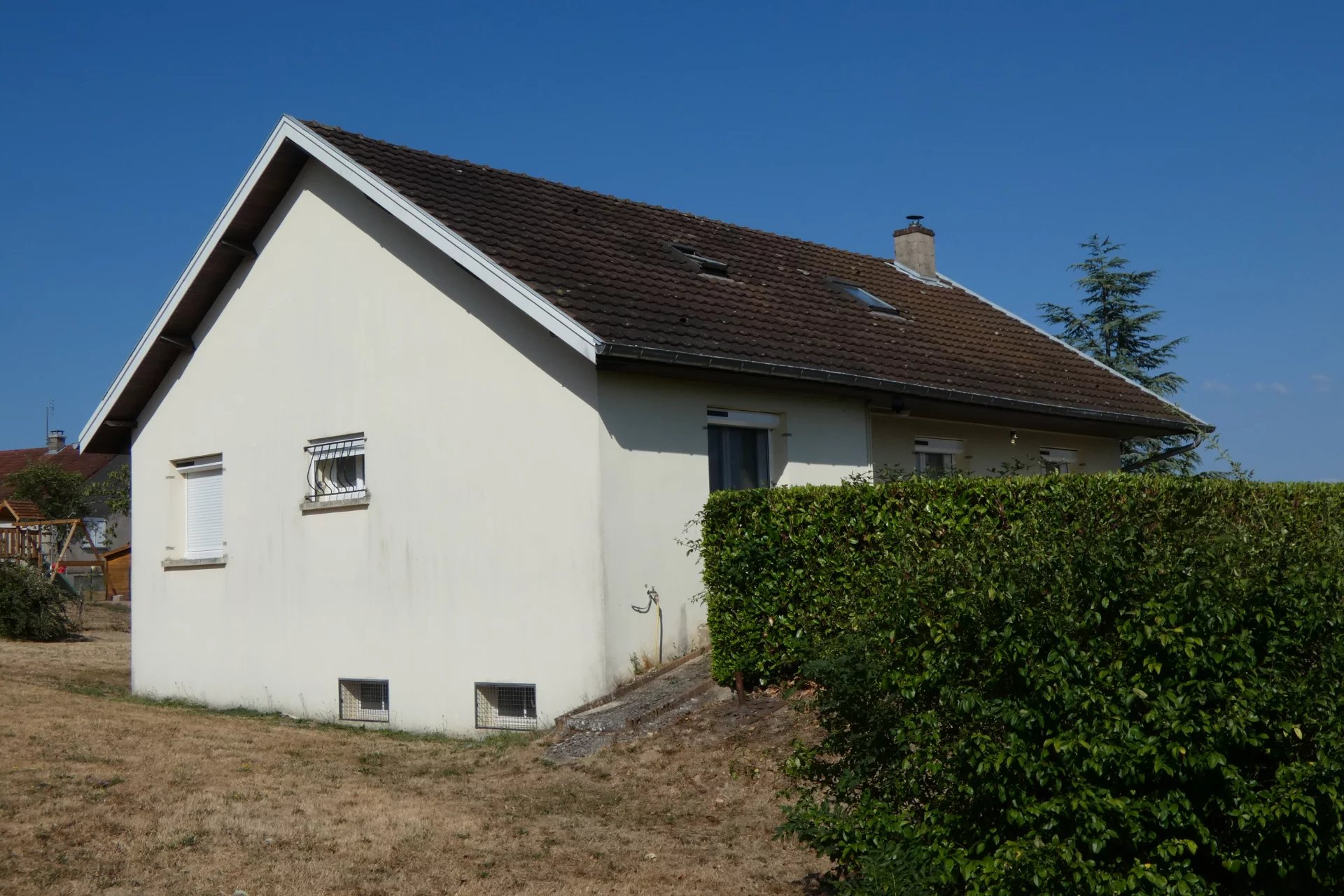 DANS UN CHARMANT BOURG PROCHE DE MONTCENIS - PAVILLON SUR SOUS-SOL