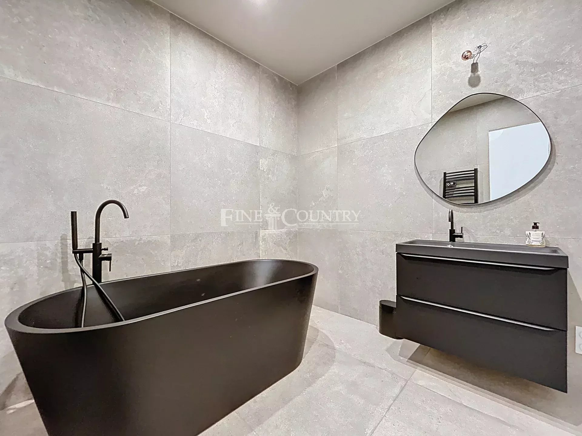 Photo of For sale apartment in Cannes within walking distance to the center, with workshop