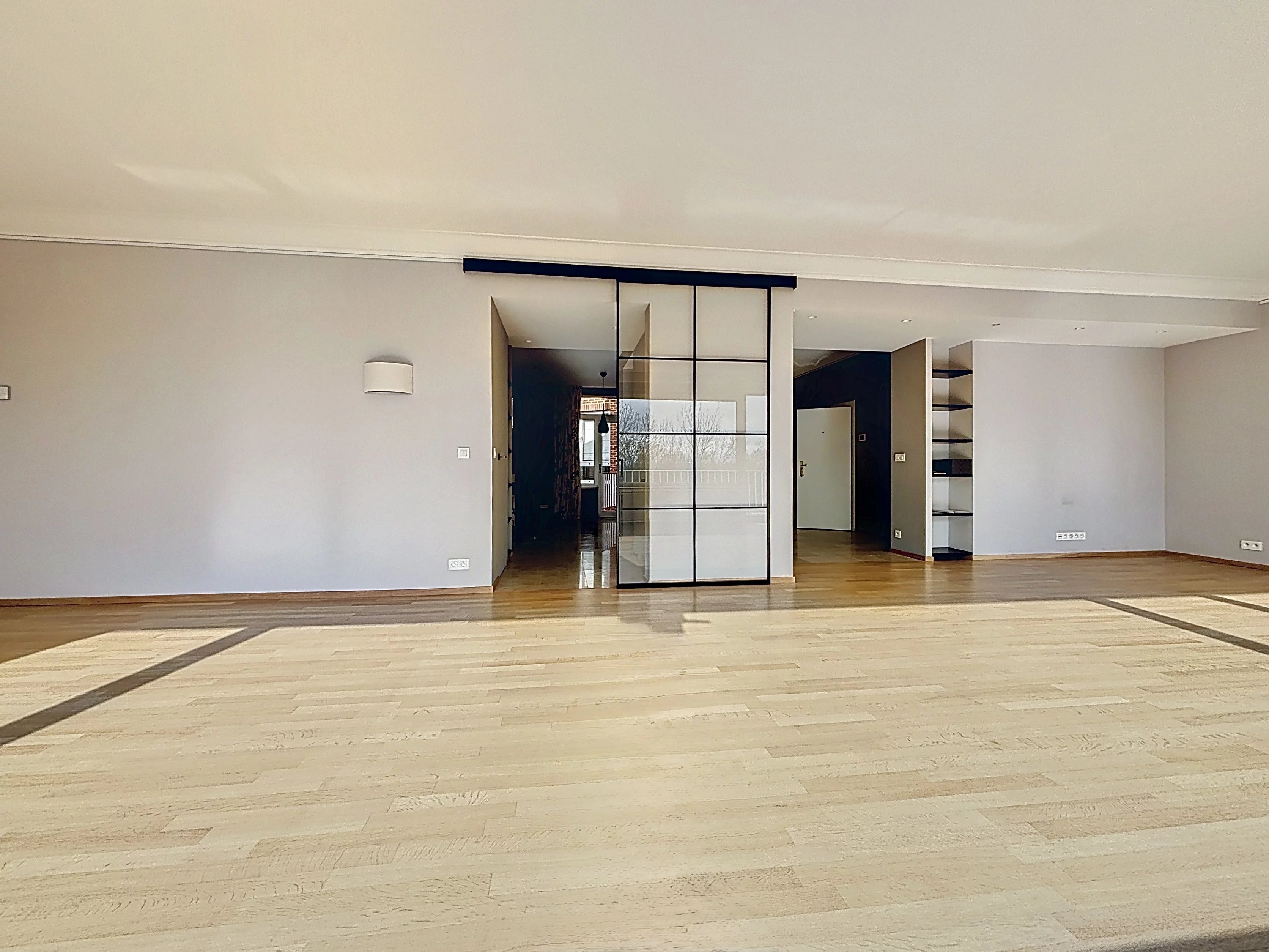 Renovated 4-bedroom penthouse 235 m2 + garage