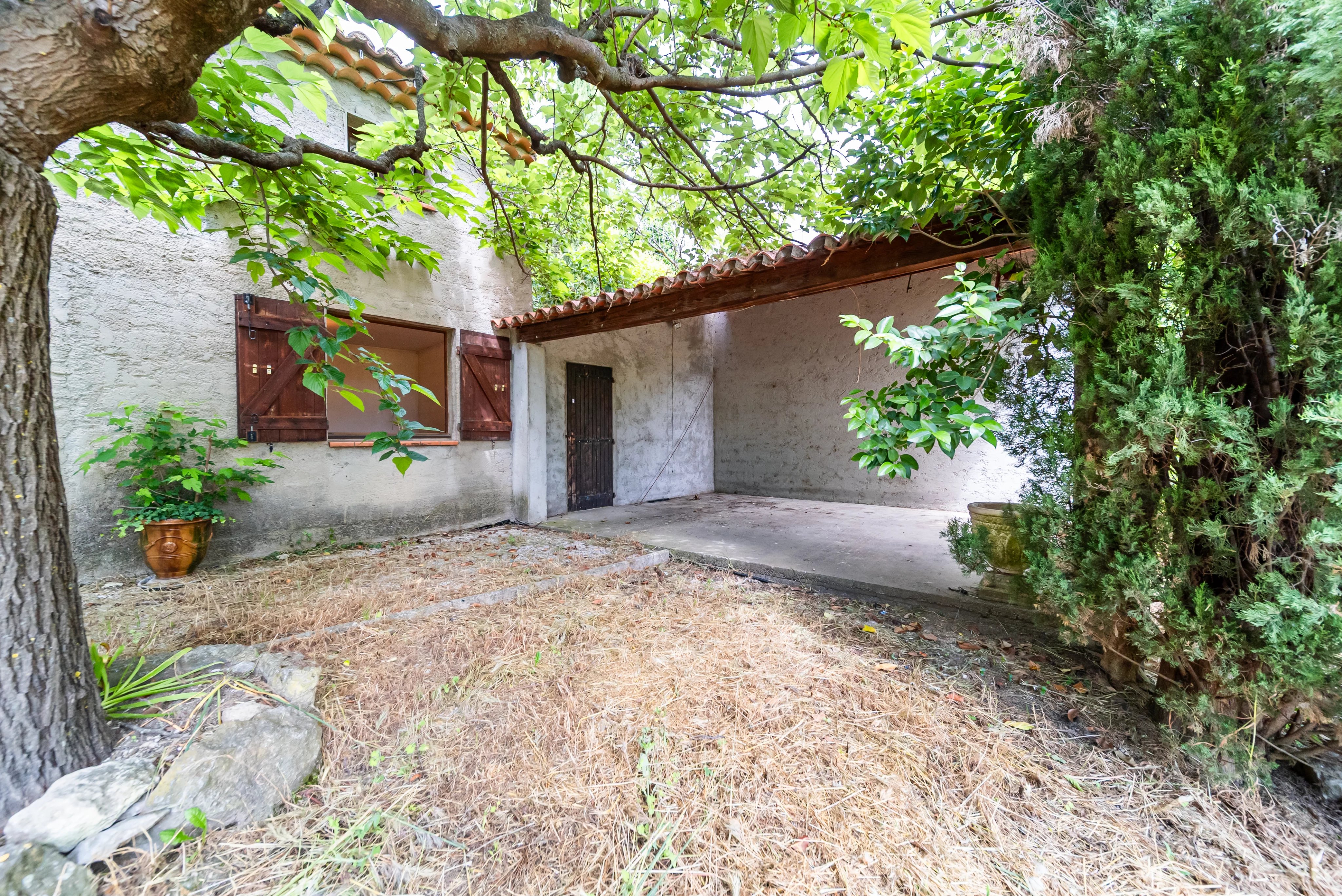 Renovation property with olive grove and swimming pool, on the doorstep of the Luberon