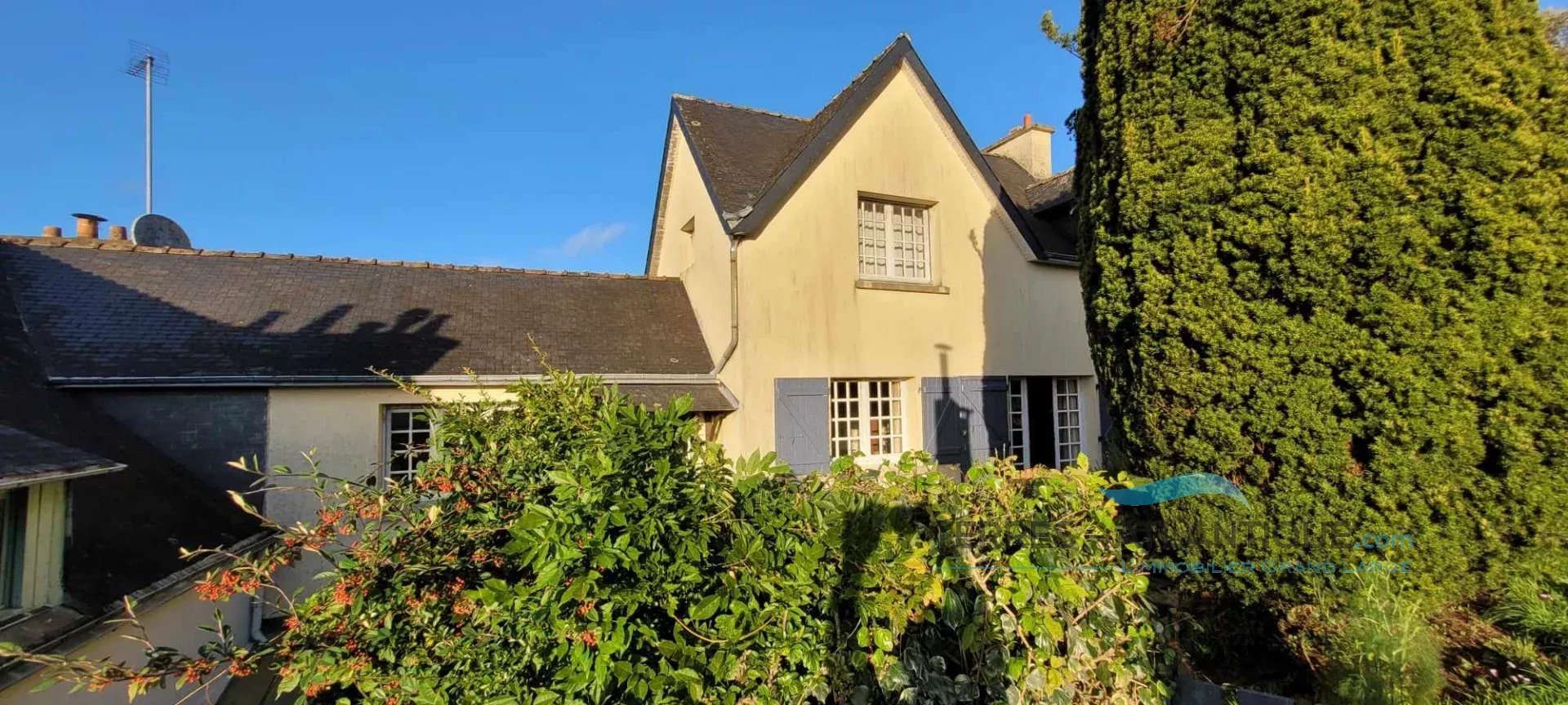 Maison de charme en centre-ville avec atelier et jardin