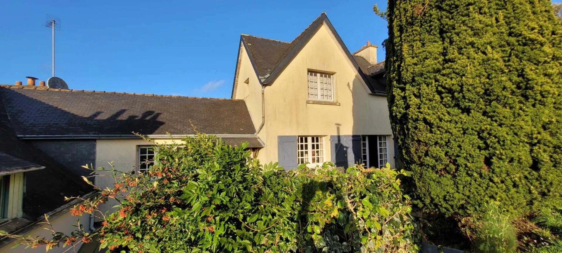 Maison de charme en centre-ville avec atelier et jardin