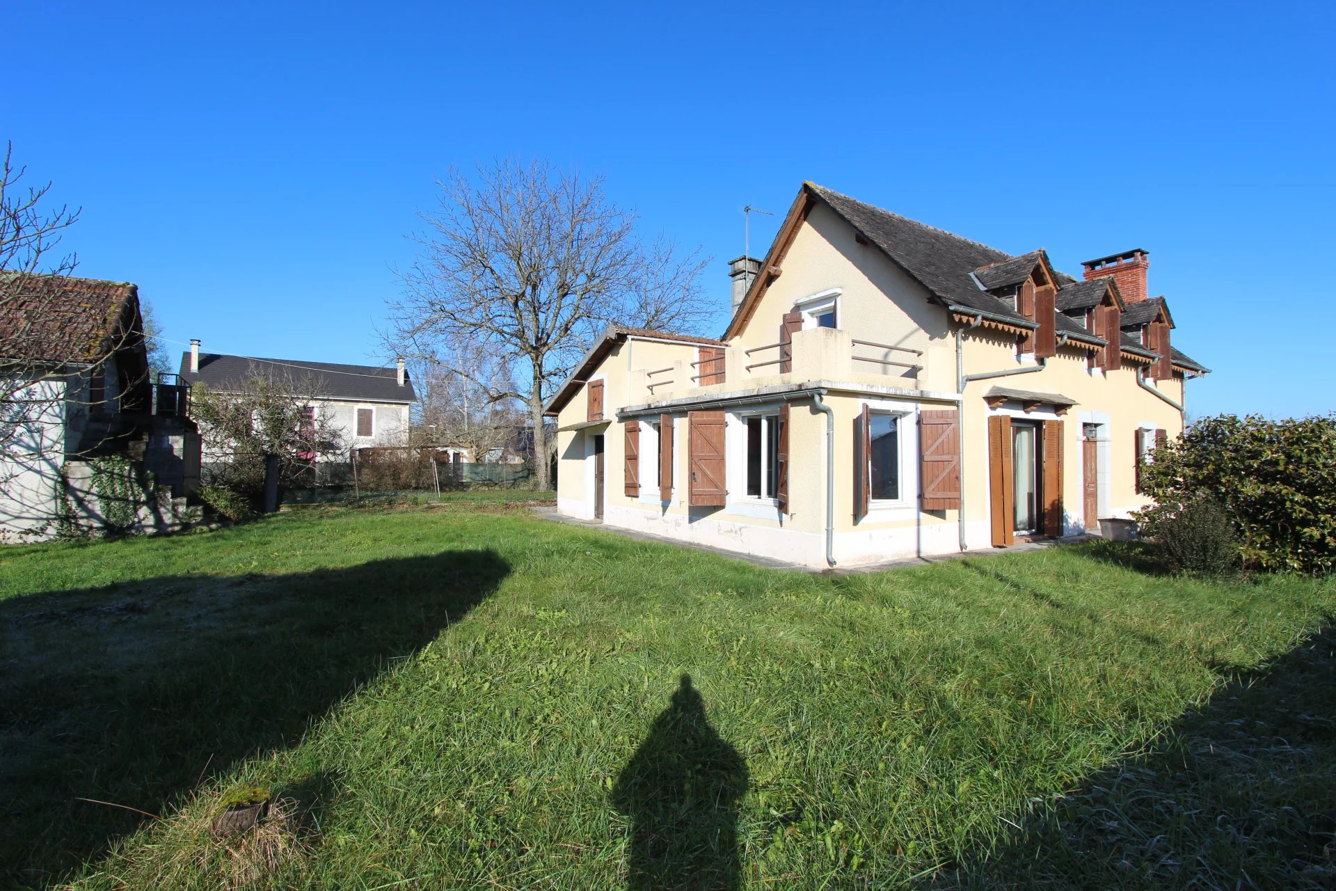 Exclusivité, ASSON maison à rénover de 168 m² avec son garage sur une parcelle de 1045M².