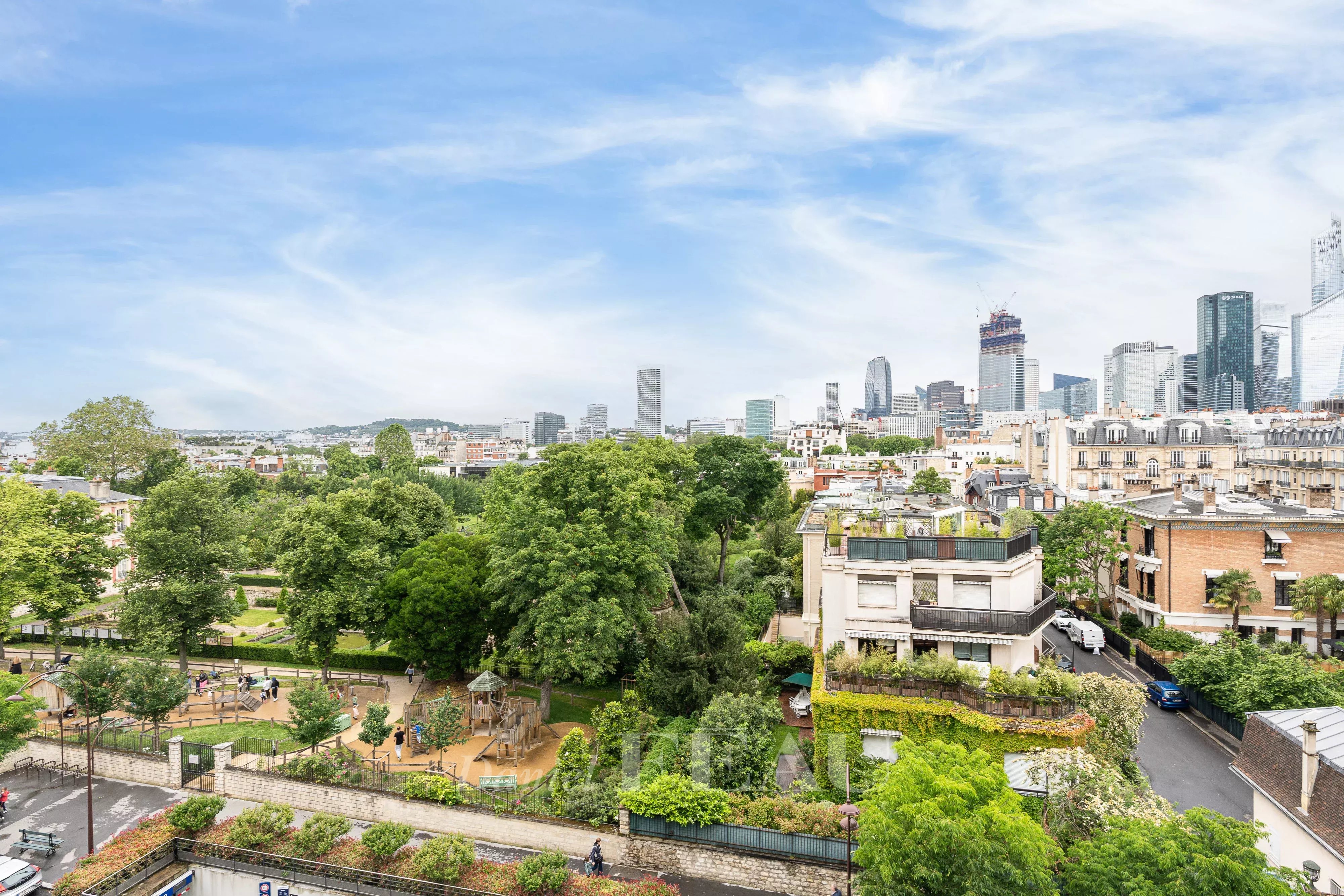 Neuilly-sur-Seine  -  A 5-bed family apartment