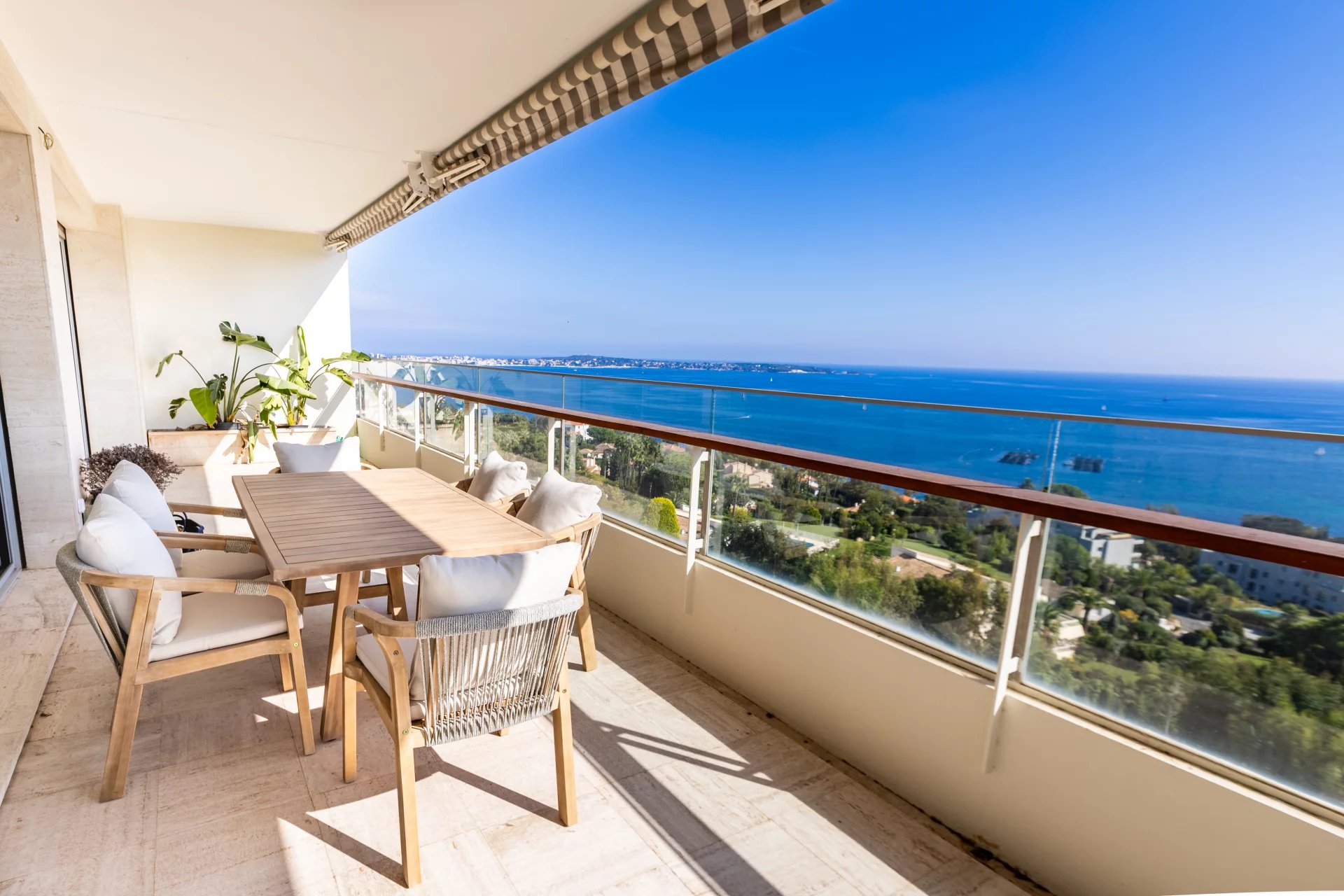 A vendre à Cannes Californie, splendide appartement de 4 pièces avec vue mer panoramique