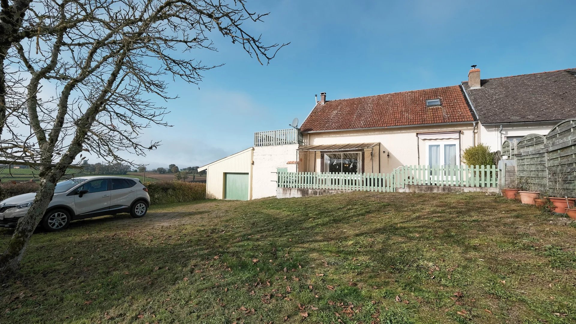 Ruime instapklare woning met panoramisch uitzicht te koop nabij Chiddes, Bourgogne