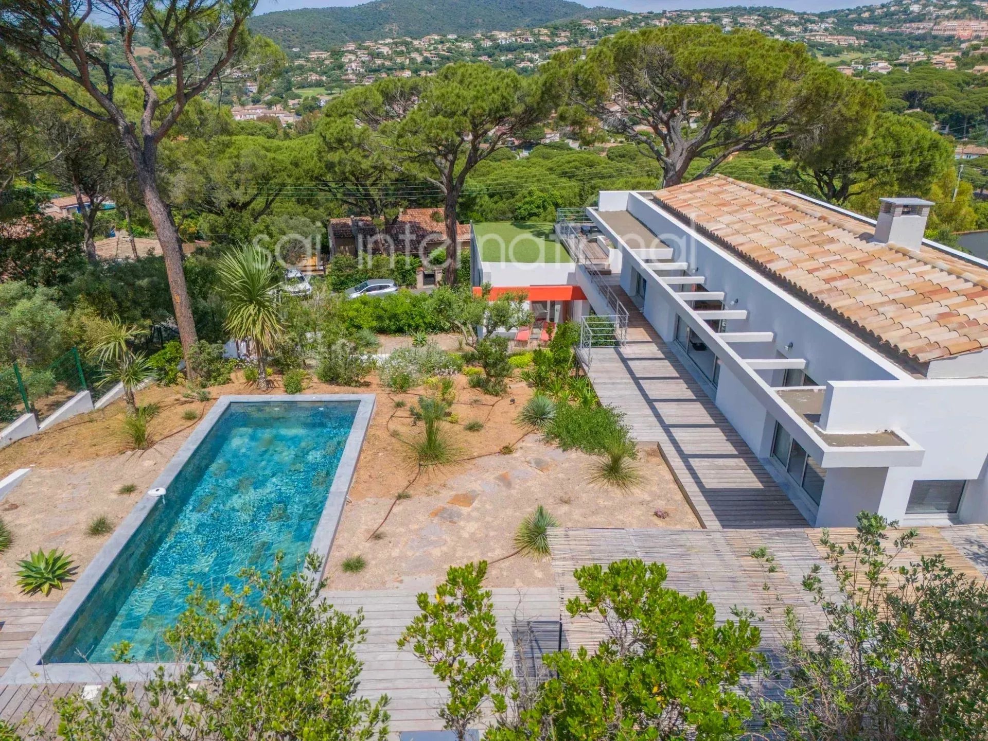 Sainte-Maxime: magnificent new villa 1.5km from the beach.