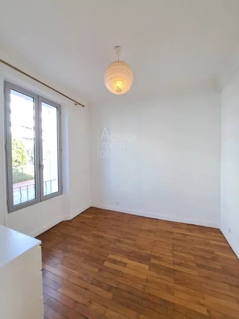 Cannes Location meublée 3 pièces avec balcon et cave