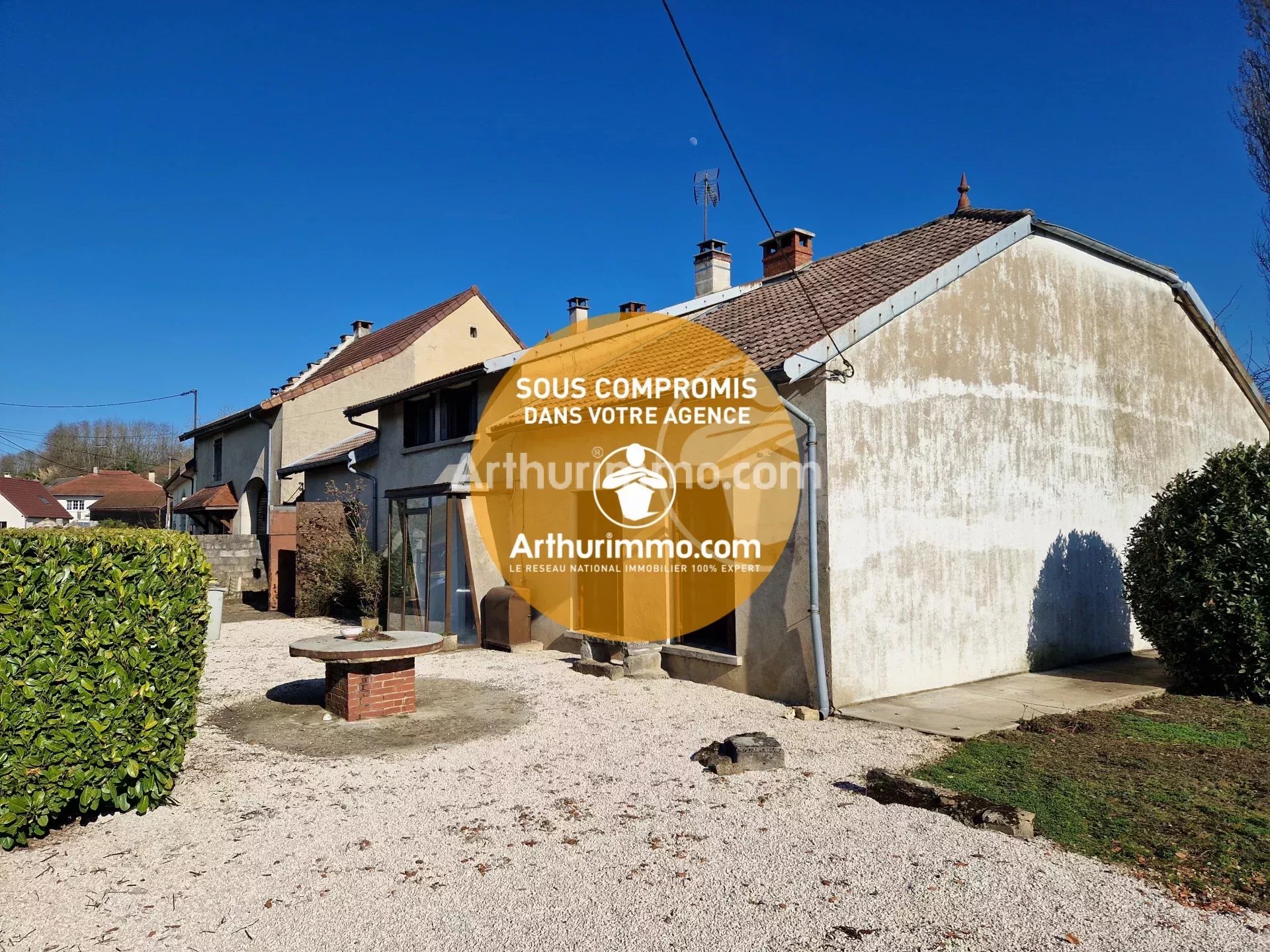 ARLAY (39 JURA), à vendre maison à rénover, sur terrain clos et arboré de 1086 m²