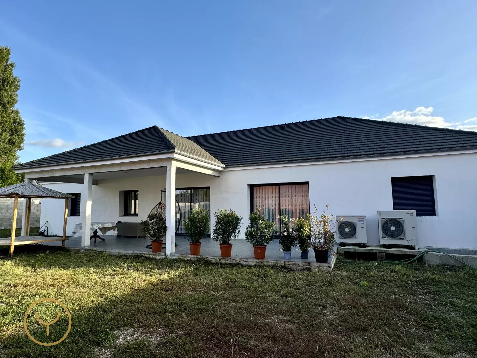 Maison neuve plain pied avec piscine et terrain bord de rivière