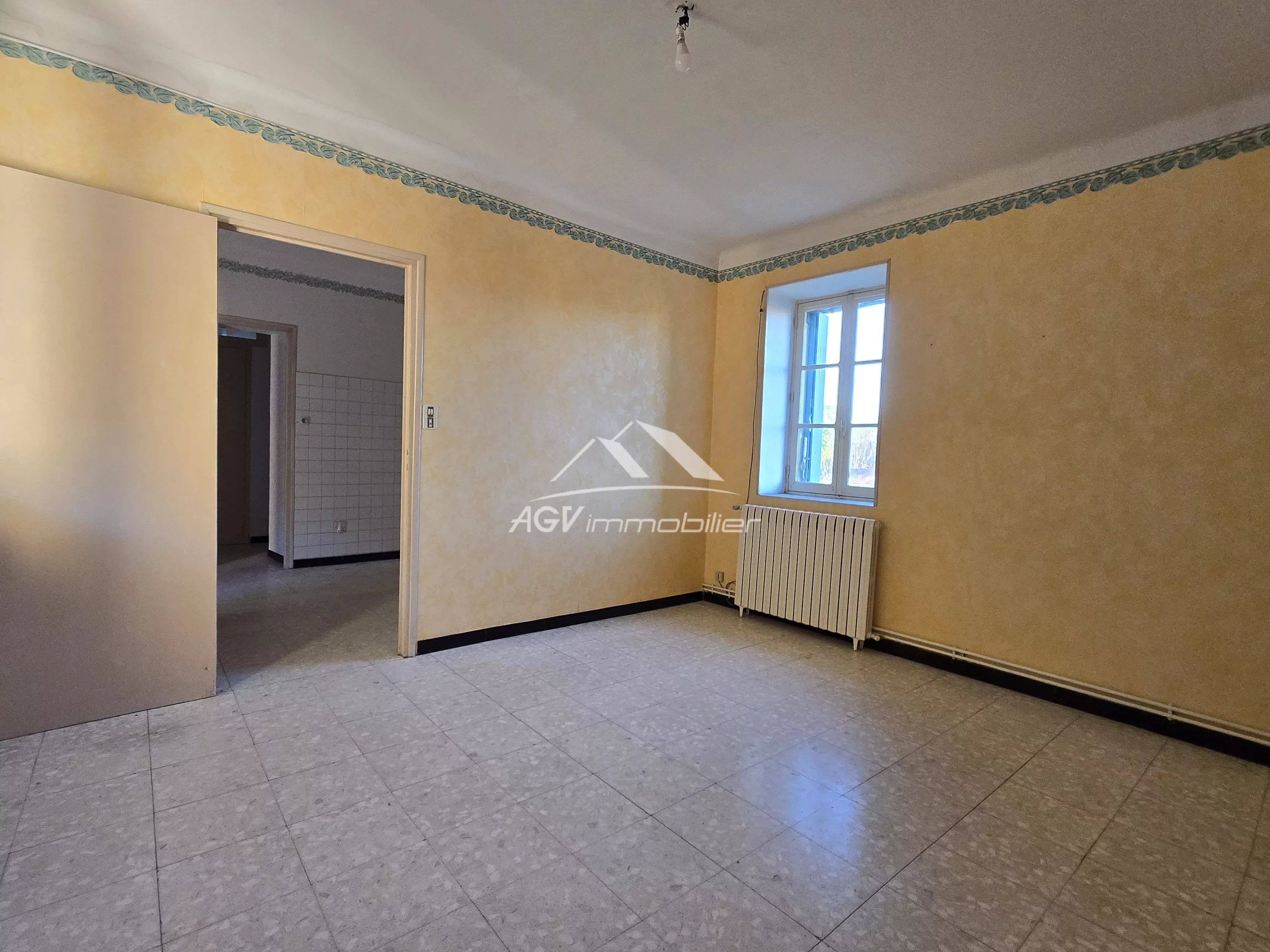 Maison en pierres, 2 logements,double garage