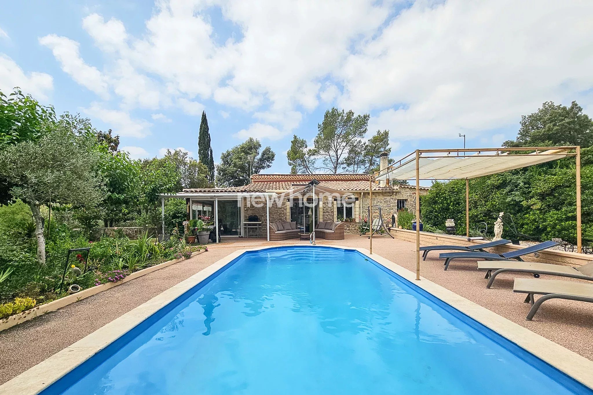 Charme authentique entre Lorgues et Draguignan : bastidon rénové avec jardin arboré et piscine