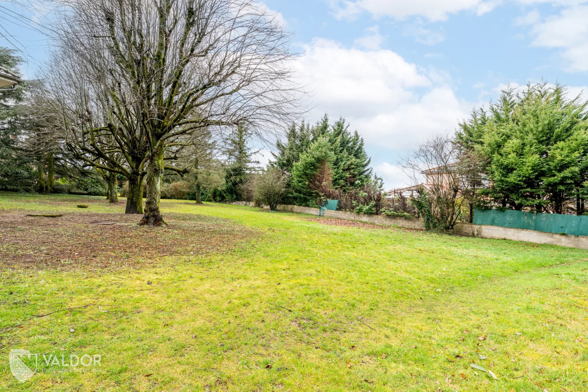 Terrain plat non viabilisé - 1412 m2 - La Tour de Salvagny