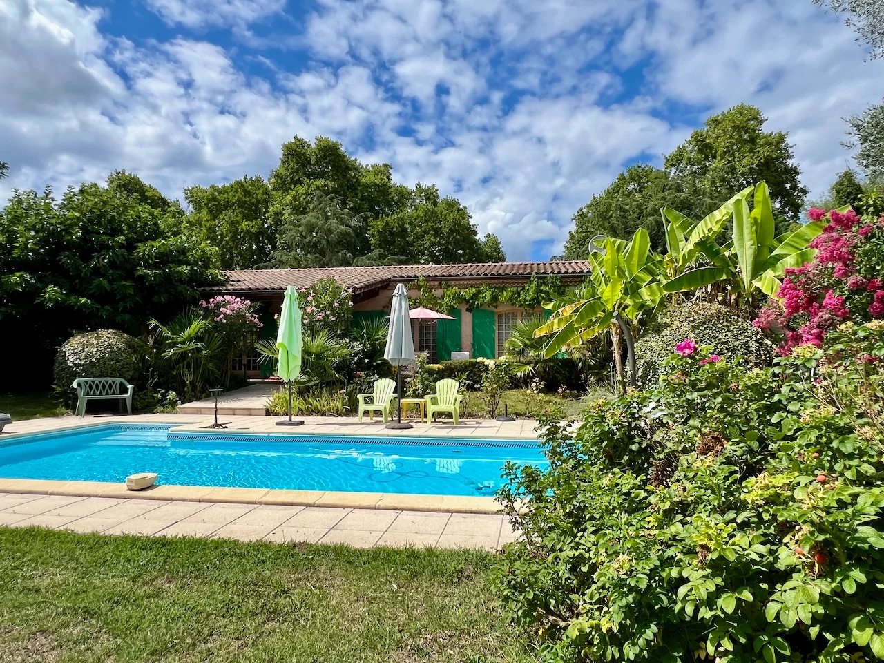 À l'extérieur, vous profiterez d'une terrasse agréable, d'une piscine exposée plein sud, d'un grand jardin arboré et d'un garage en sous-sol. Le véritable atout de cette propriété reste son accès dir