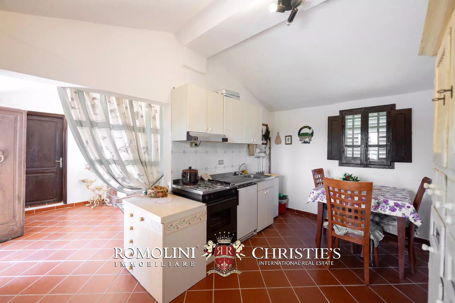 6 Bedroom Villa/Townhouse's Image 45