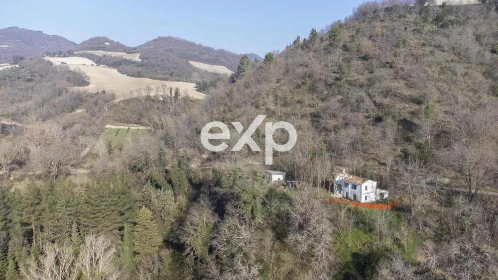 Il Lusso della Natura Incontaminata: Esclusivo Rifugio con Progetto di Rinascita a Bargni (PU)