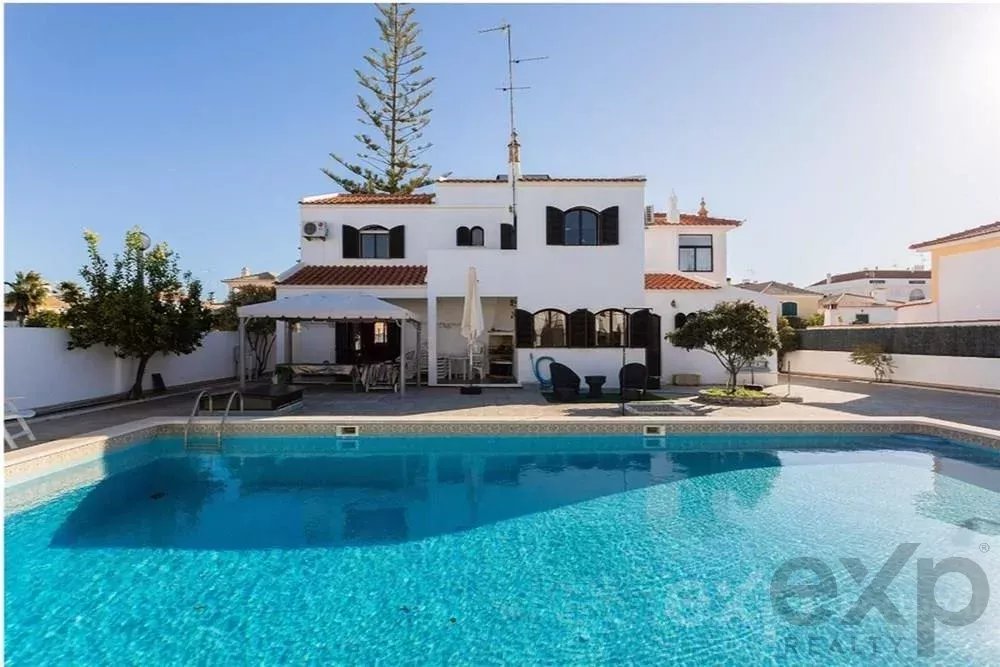 Moradia independente T5 com piscina em Altura, Tavira, Portugal,