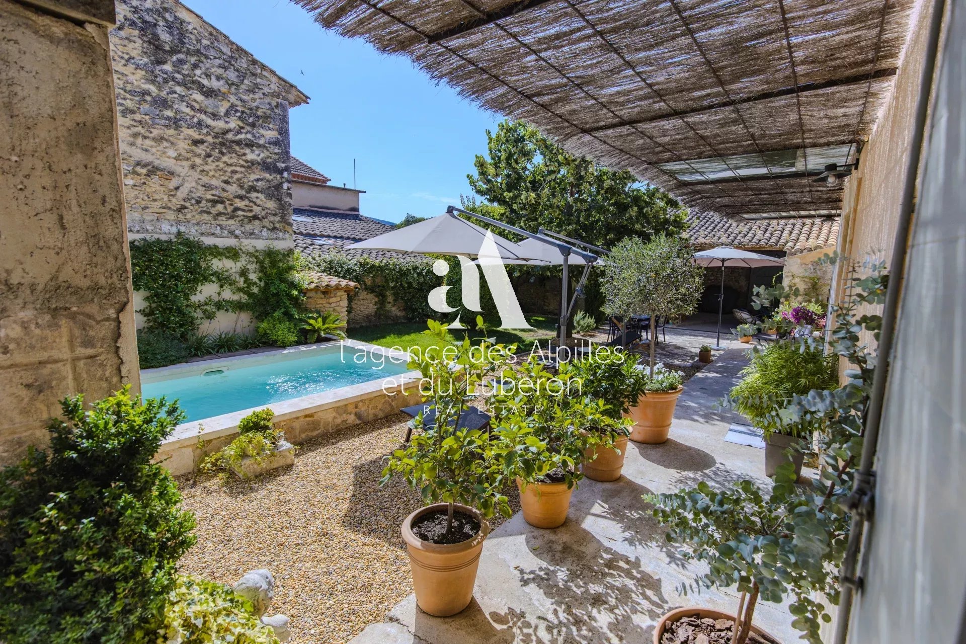 OPPEDE - VILLAGE HOUSE WITH GARDEN AND POOL