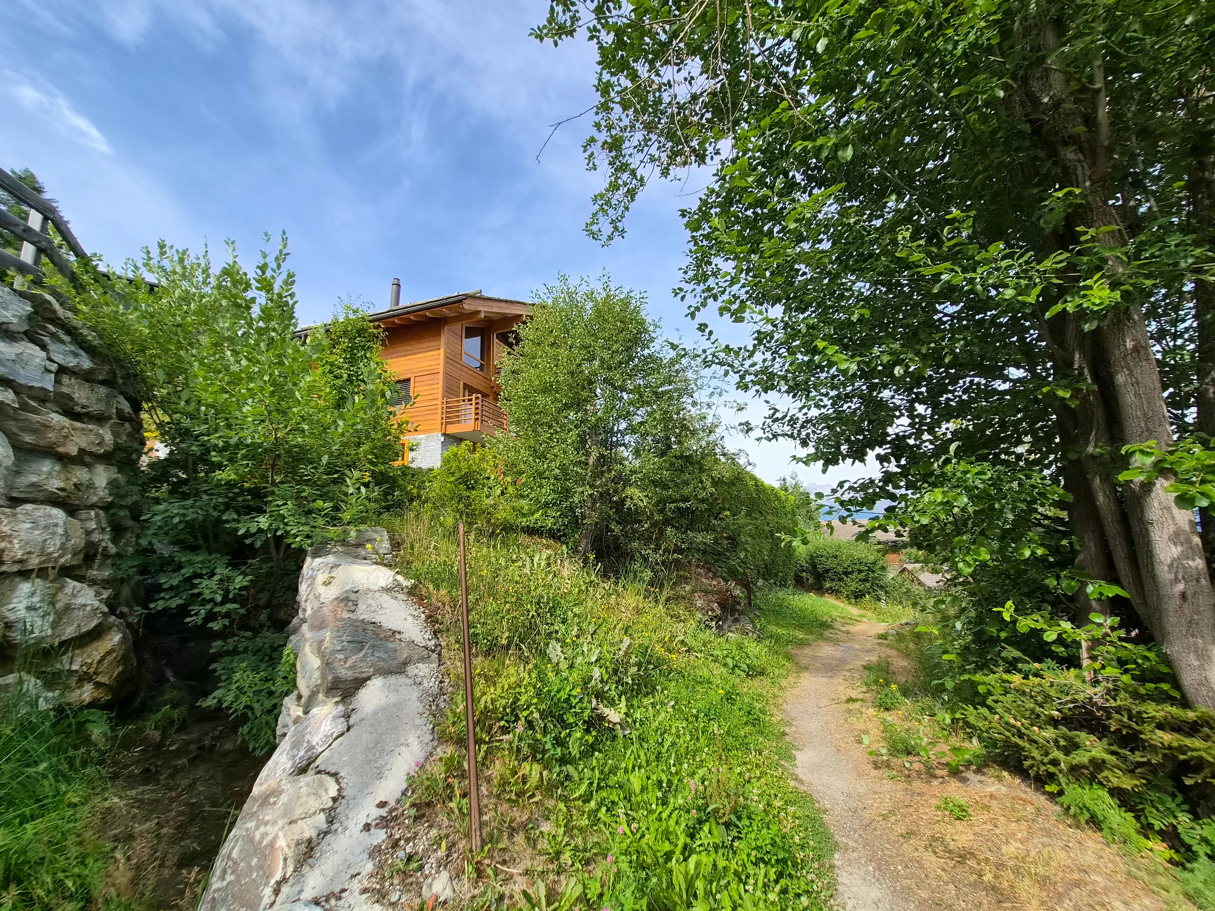 Chalet d'exception au bord du bisse et proche des pistes de skis, à Nendaz !